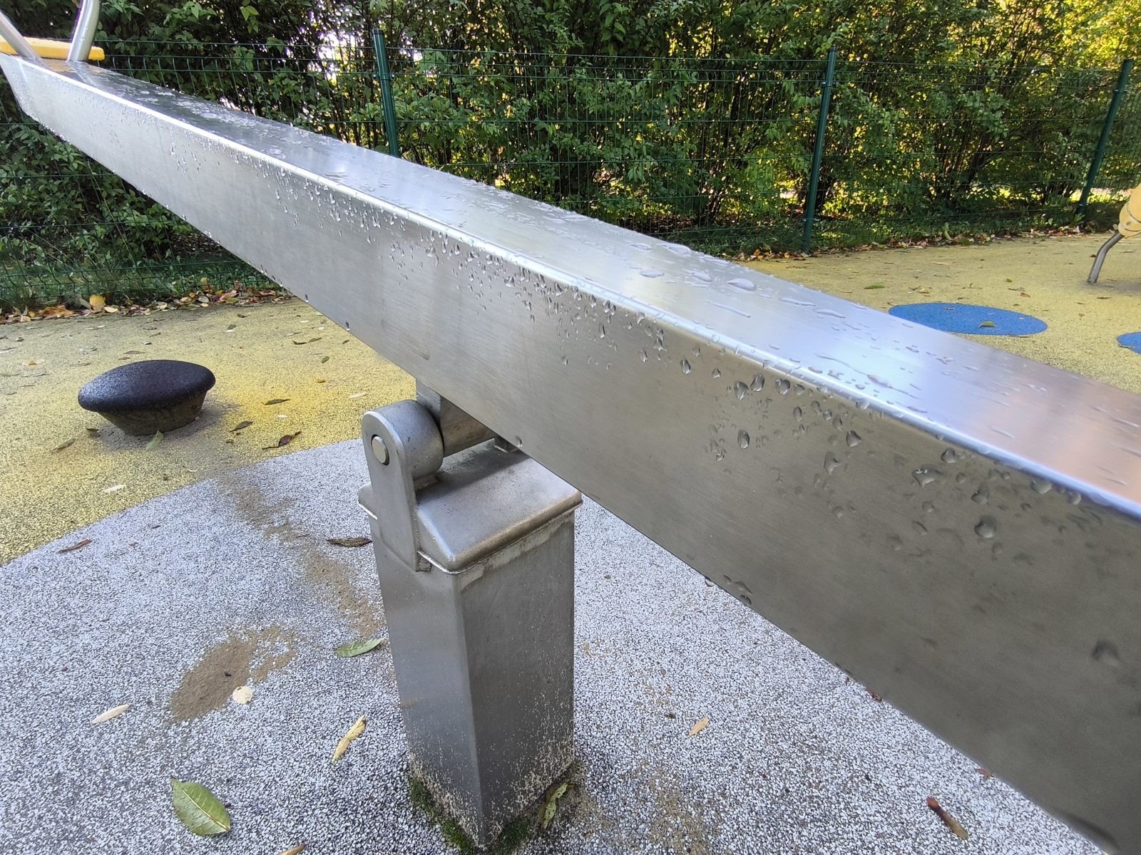 Gungbräda med balk, fundament och handtag i rostfritt stål