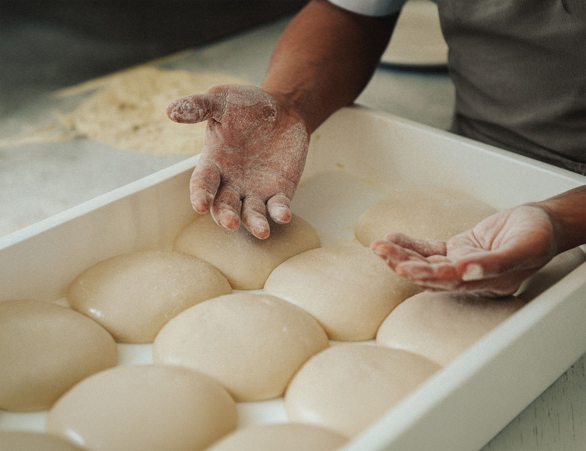 Bakker die pistolets bereidt