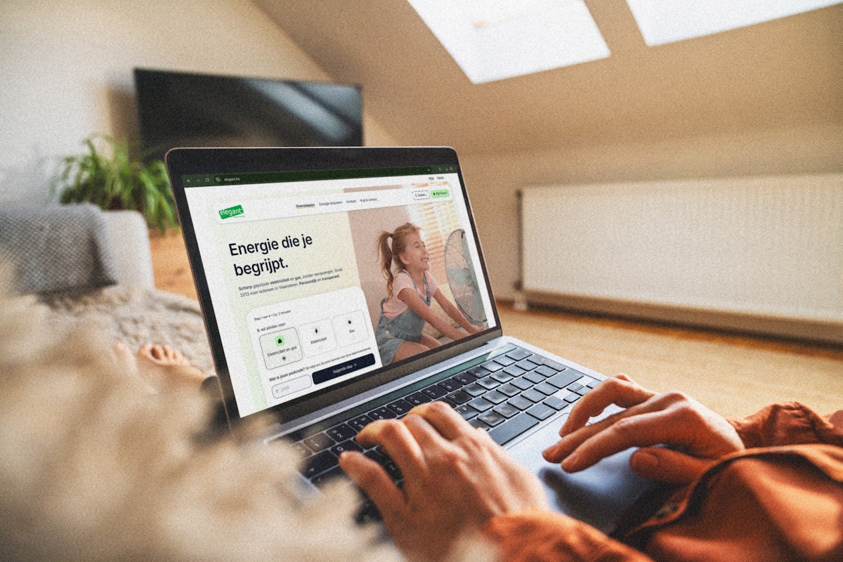 Persoon bezoekt de Elegant homepage vanop de zetel