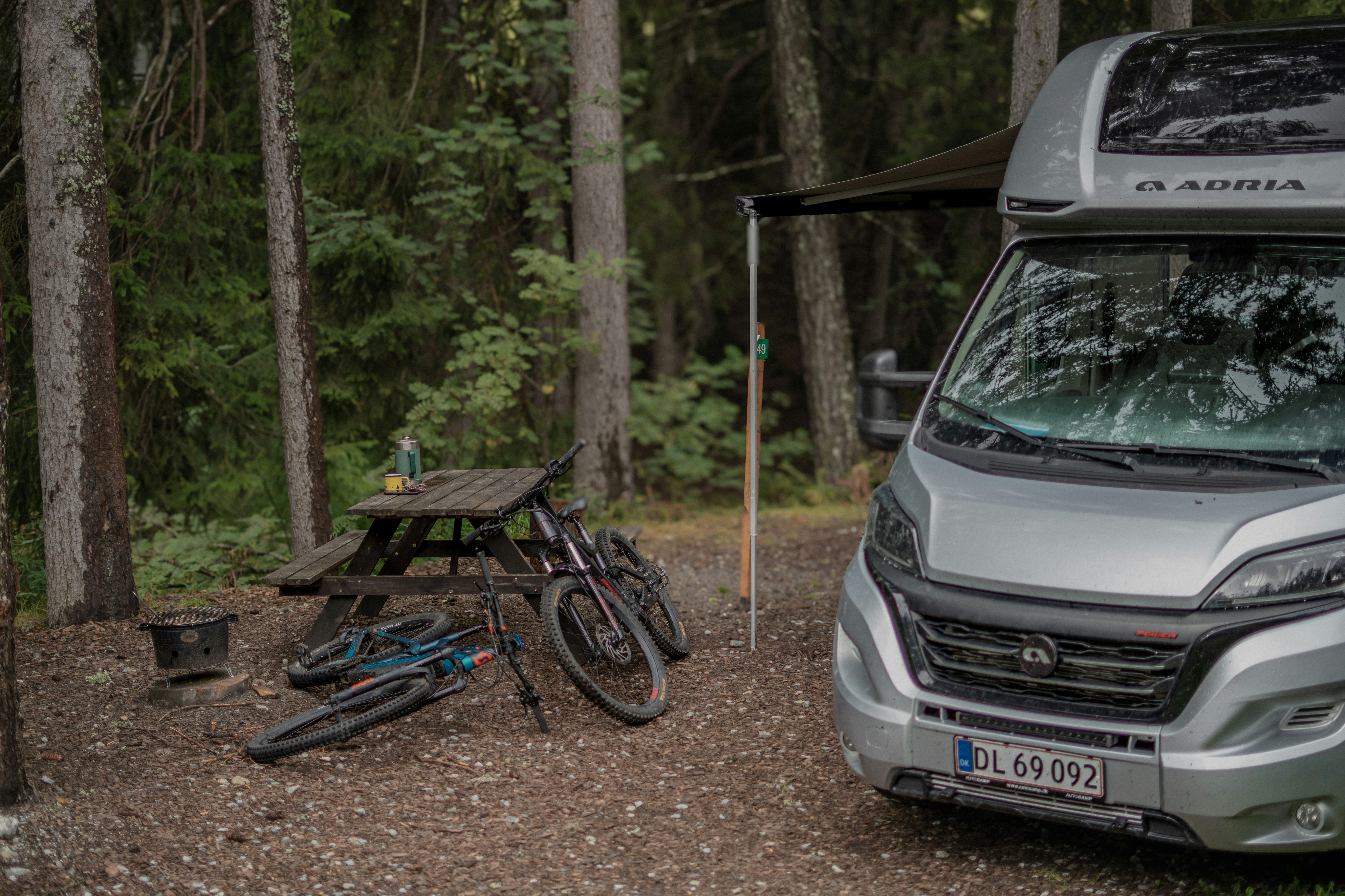 Wohnmobil und Bikes auf einem Stellplatz im Wald