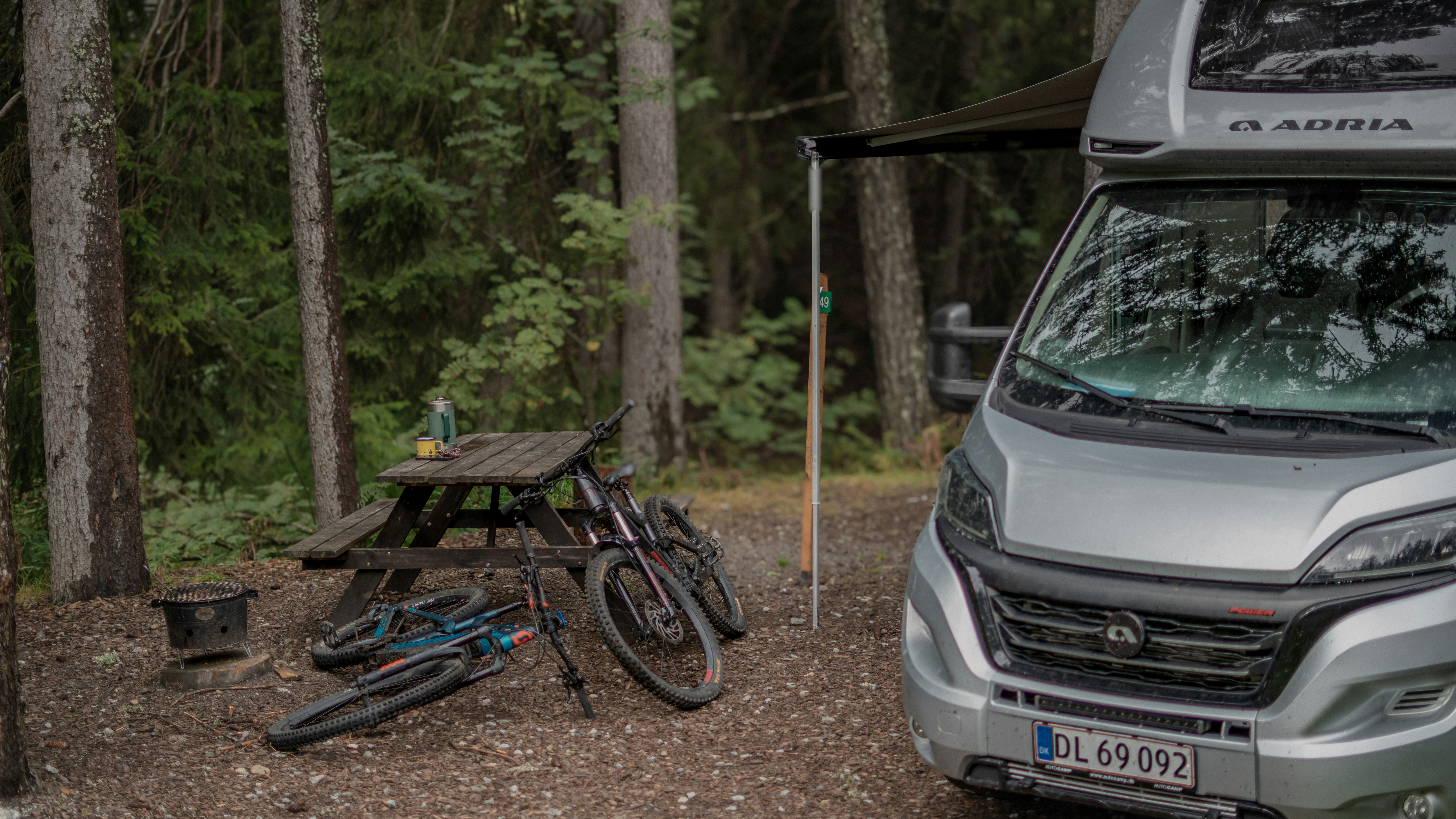 Stellplatz Camping Gravas Wohnmobil und Bikes auf einem Stellplatz im Wald