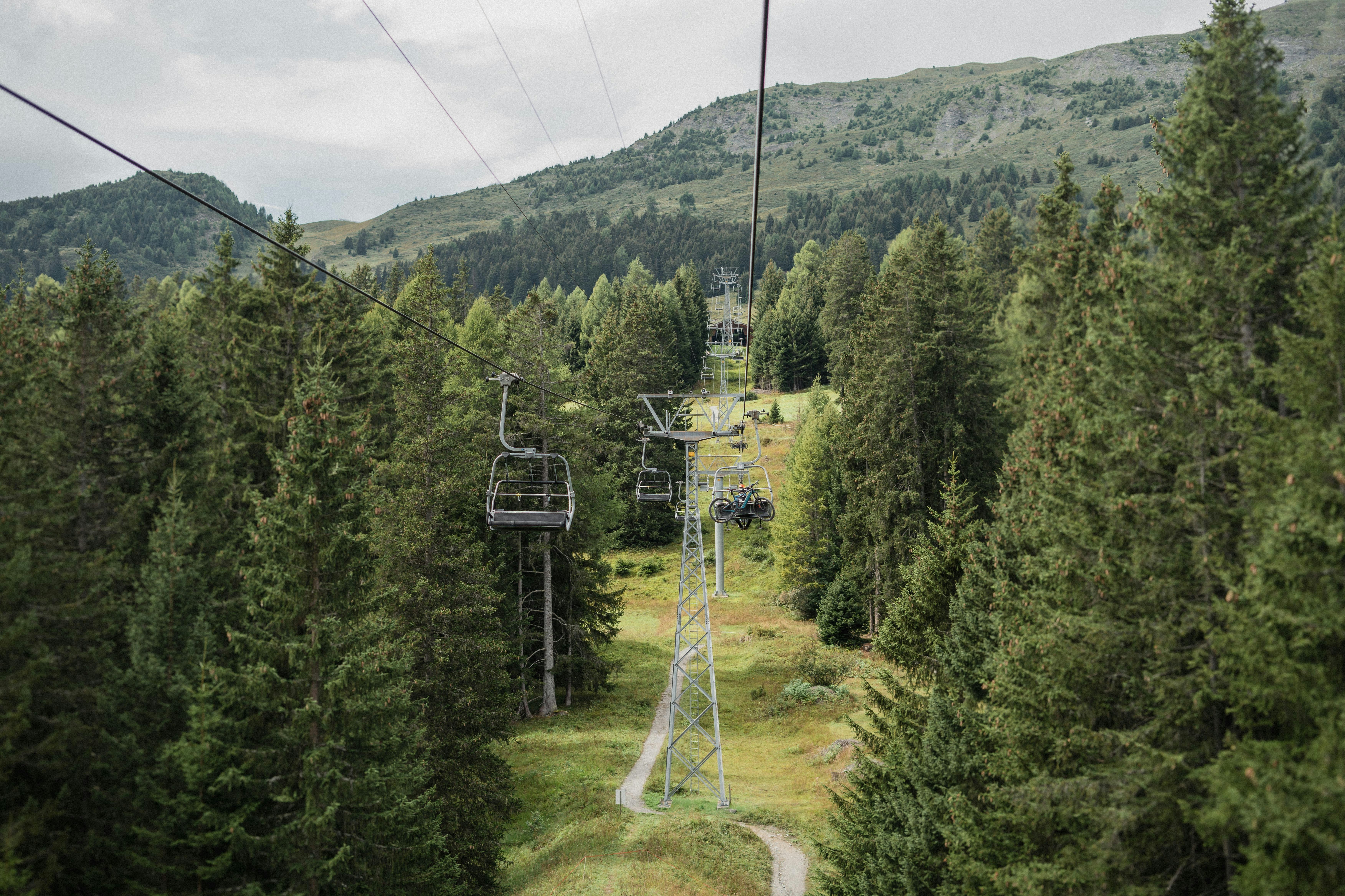 Sessellift über einen bewaldeten Hang