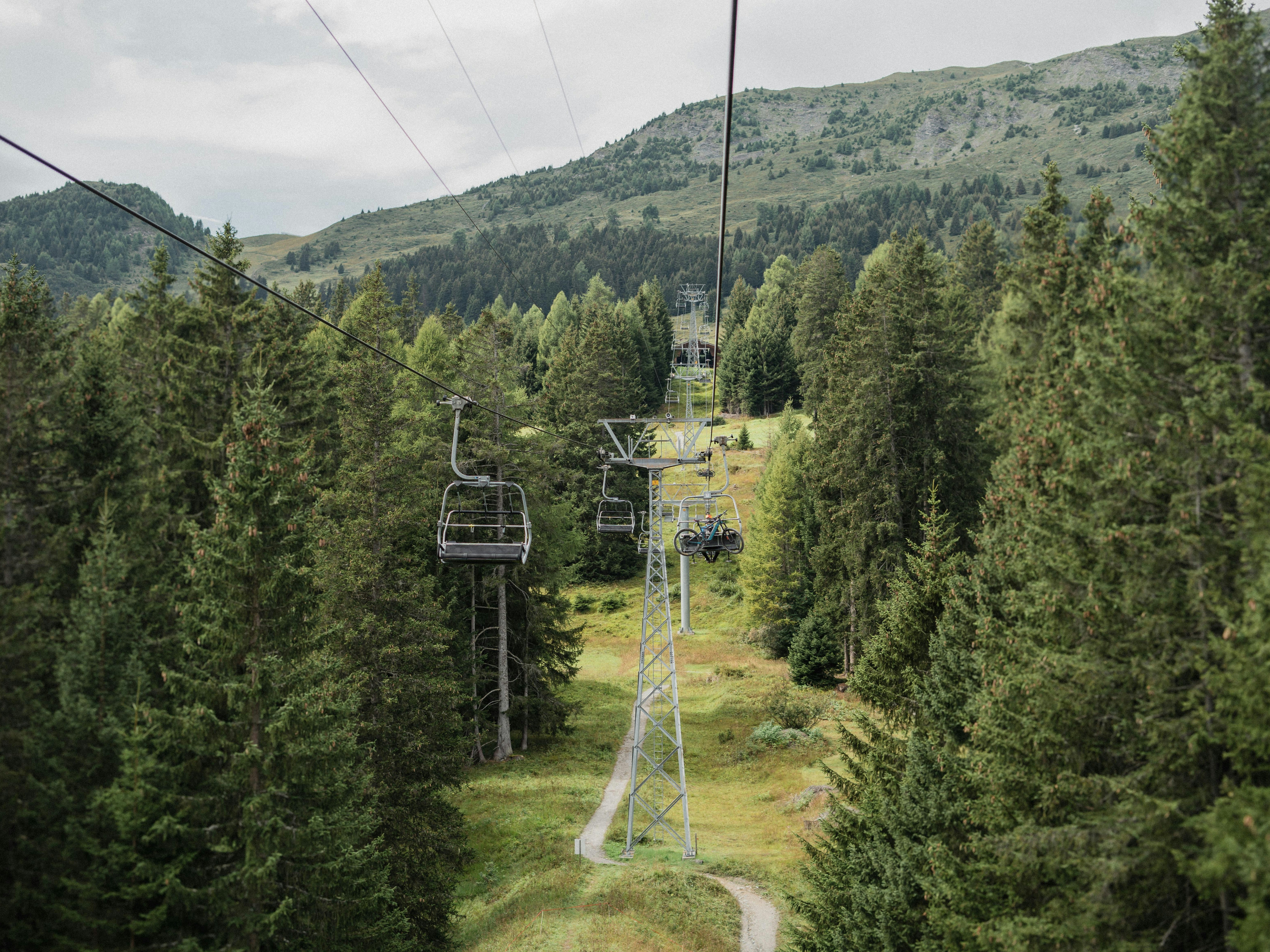 Biken in Lenzerheide Sessellift über einen bewaldeten Hang
