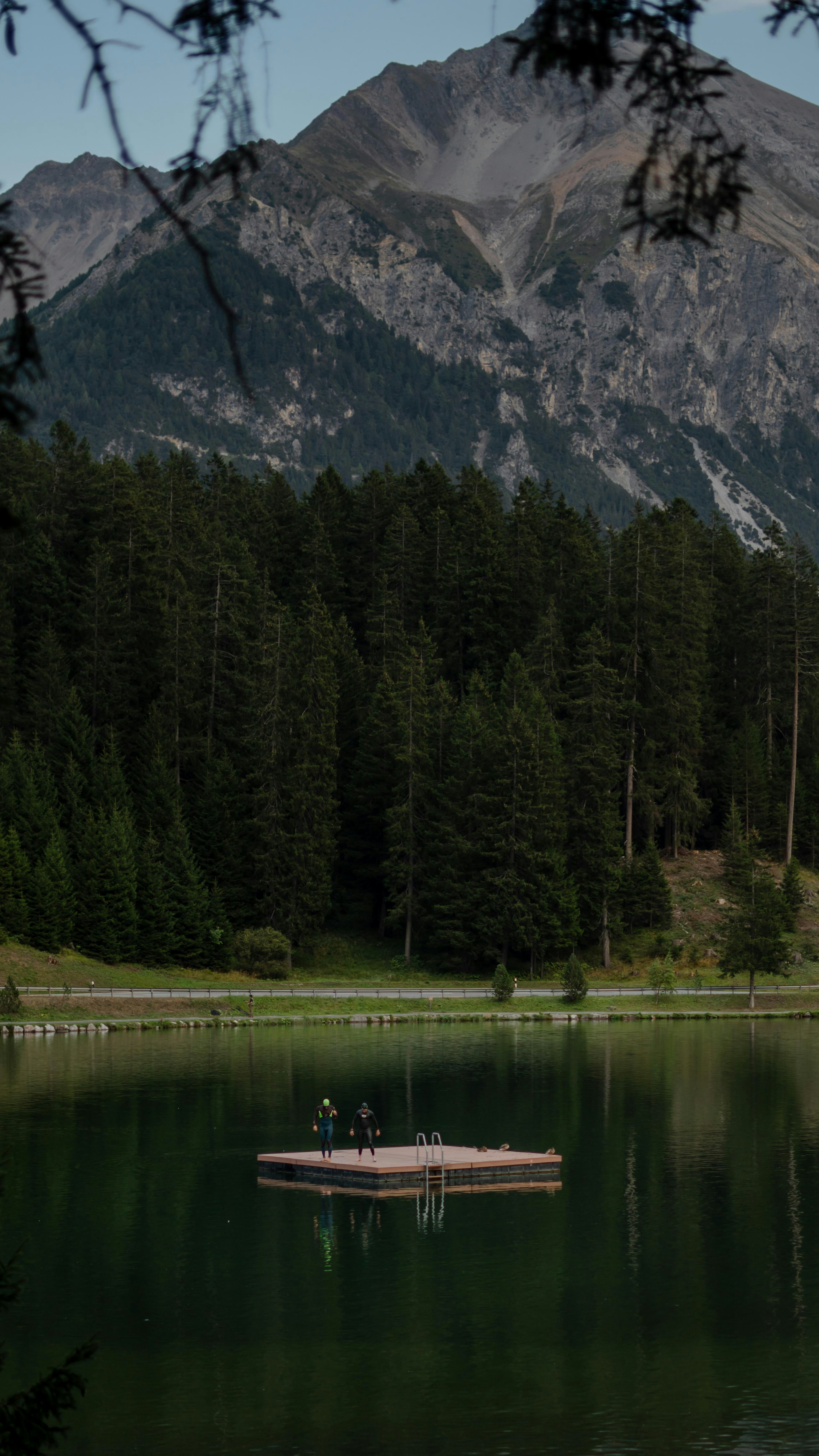 Heidsee in Lenzerheide Bergsee mit Wald und Bergkulisse