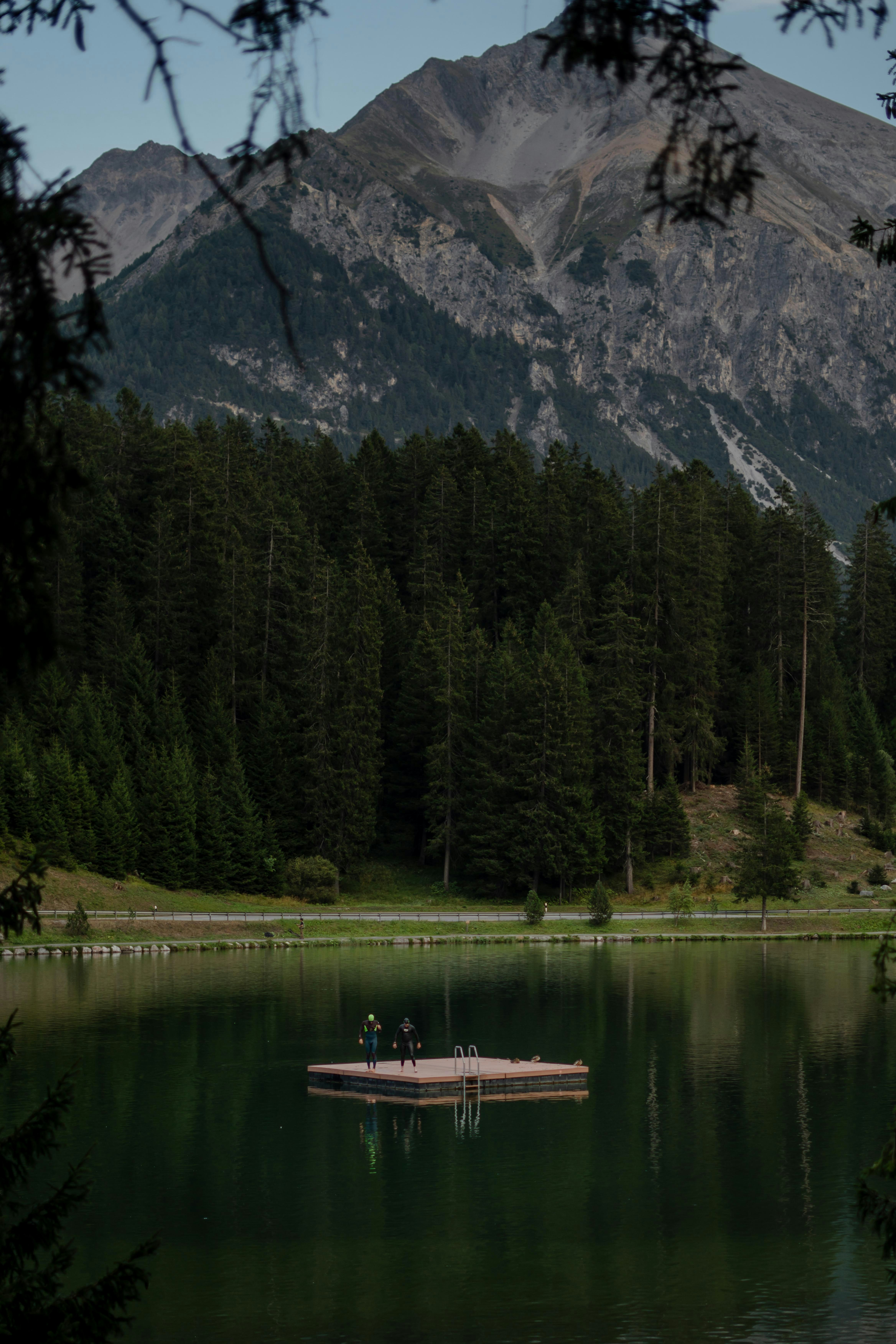Heidsee in Lenzerheide Bergsee mit Wald und Bergkulisse