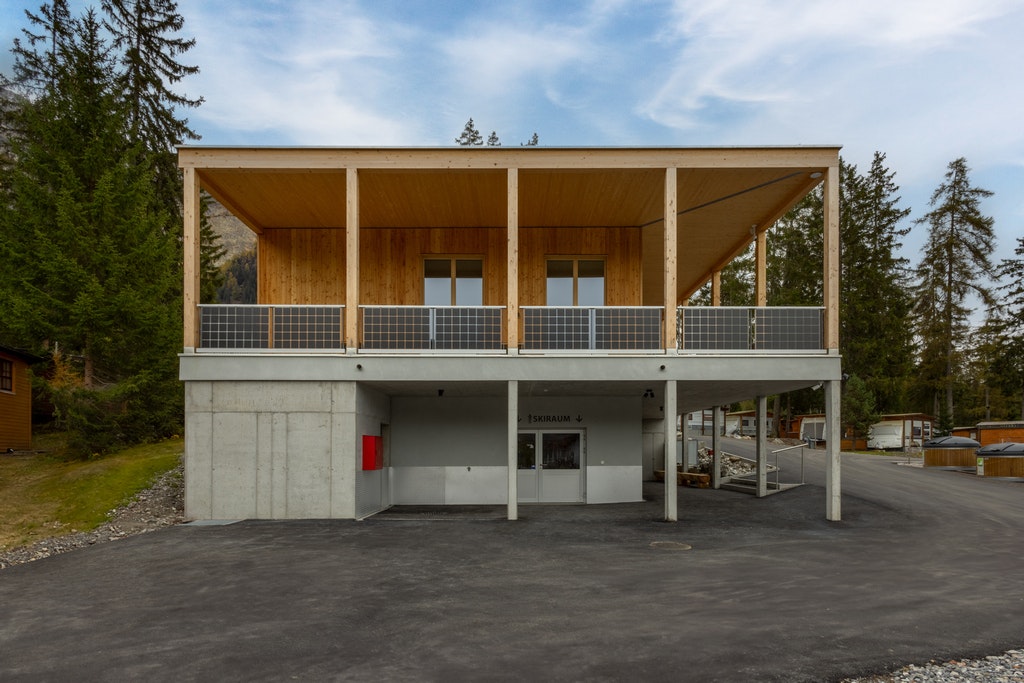 Mehrstöckiges Holzgebäude mit Balkon