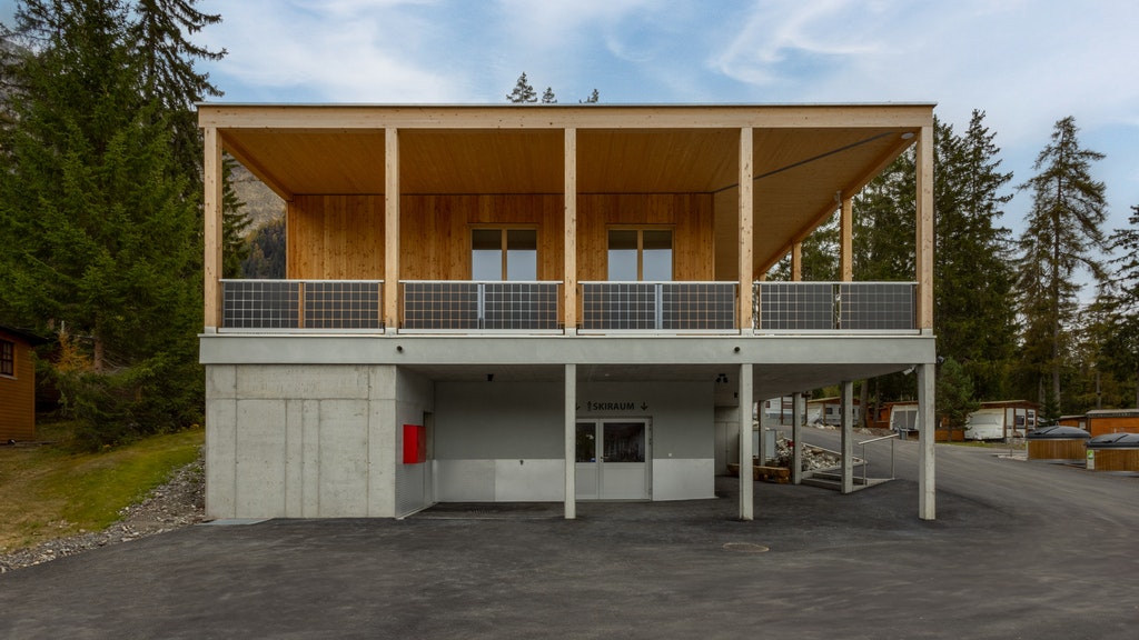Gemeinschaftsraum Mehrstöckiges Holzgebäude mit Balkon