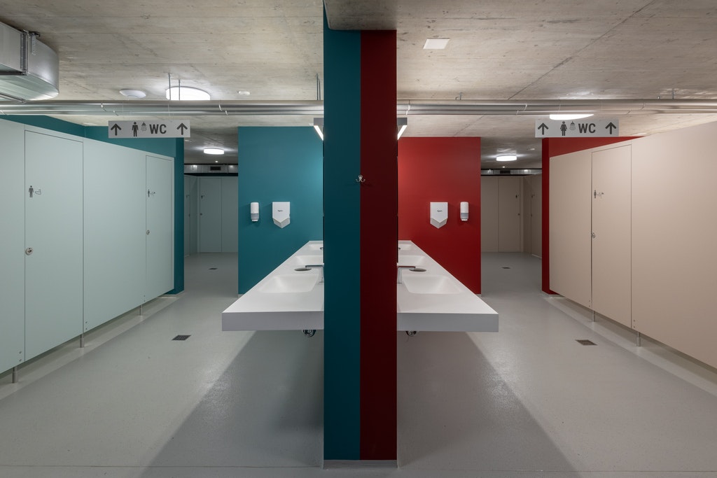 Sanitärbereich mit Waschbecken und Umkleiden