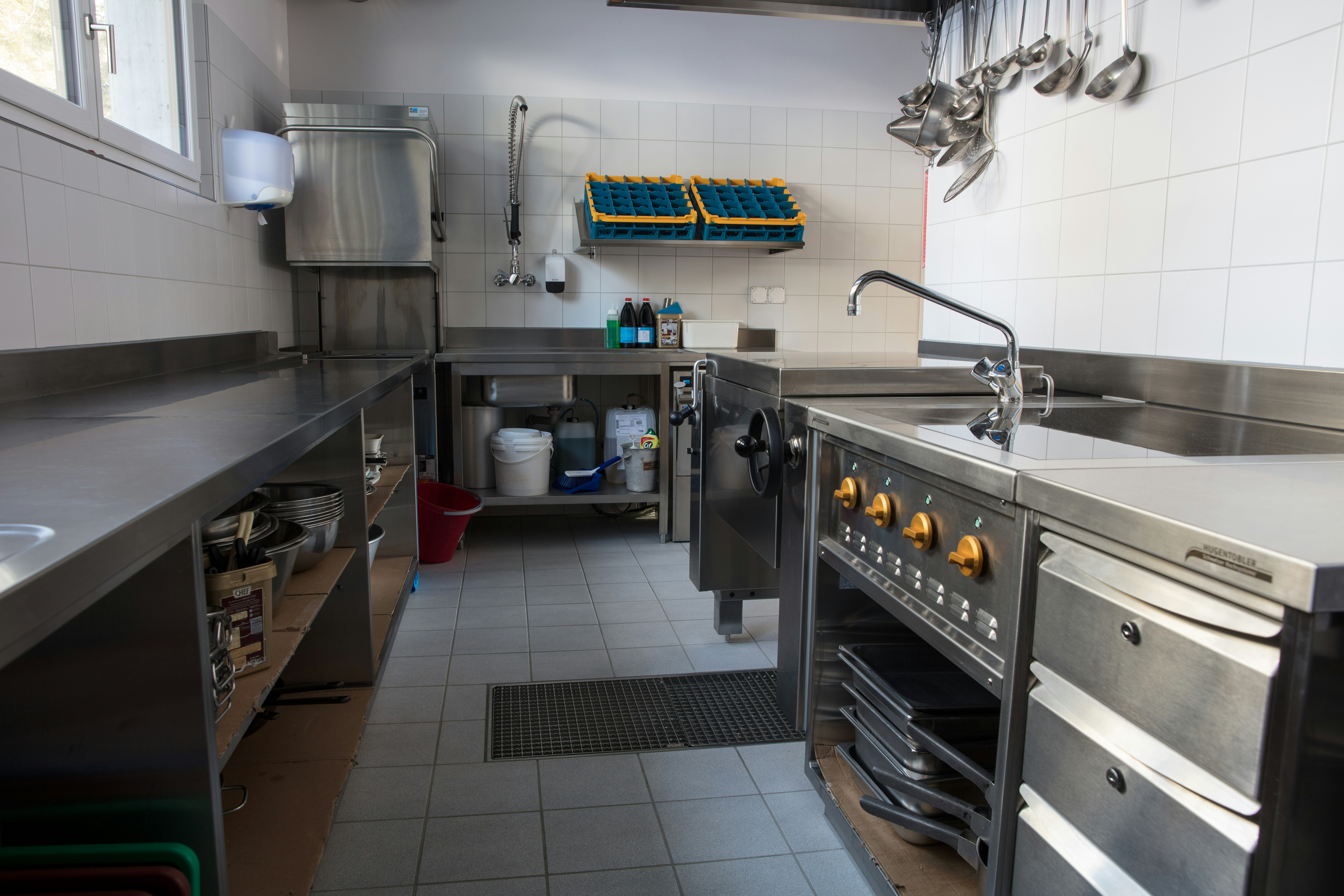 Küche Ferienhaus Grossküche mit Edelstahlgeräten und Kochherd