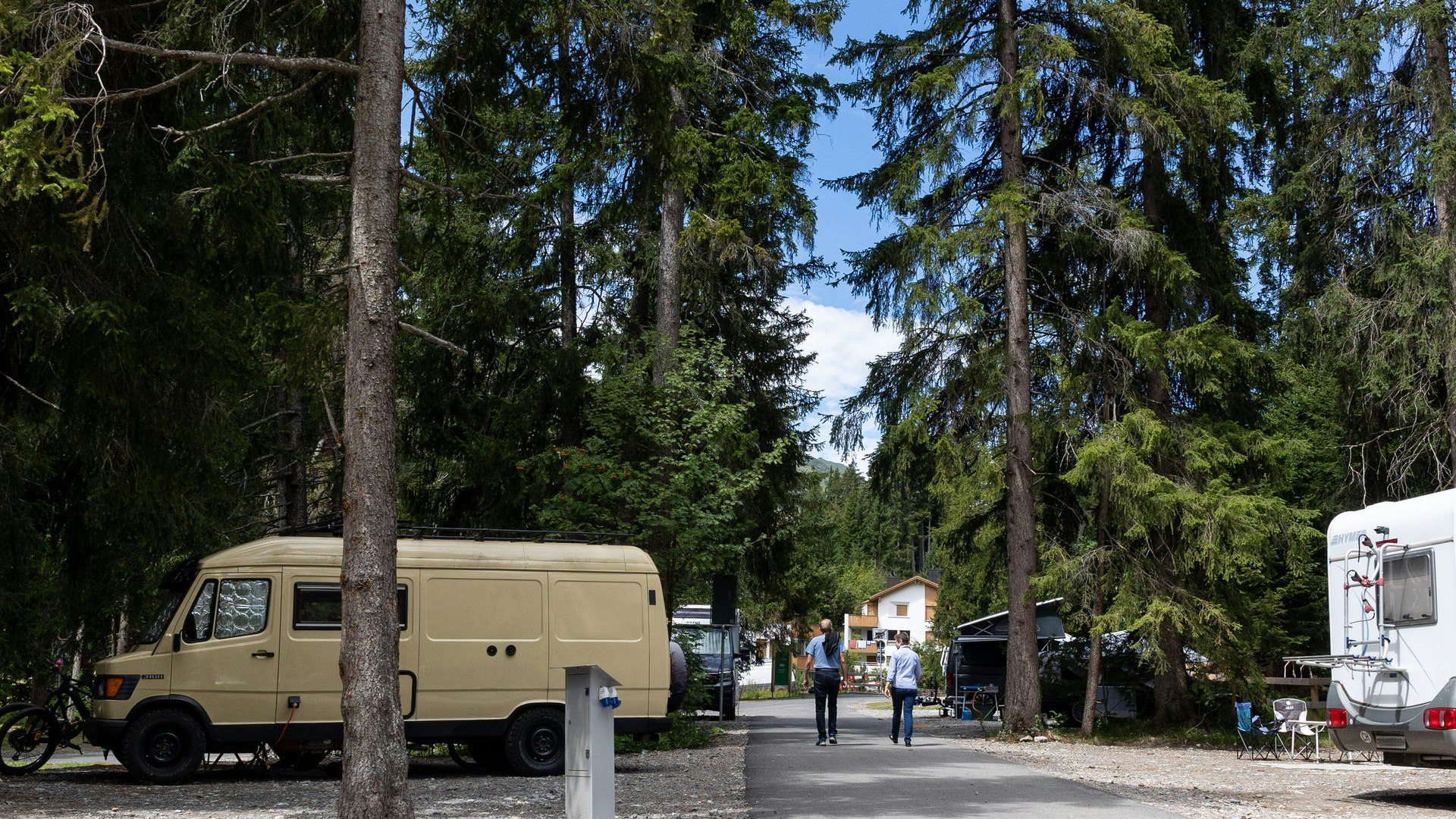 Camping Gravas im Sommer Wohnmobile zwischen hohen Bäumen