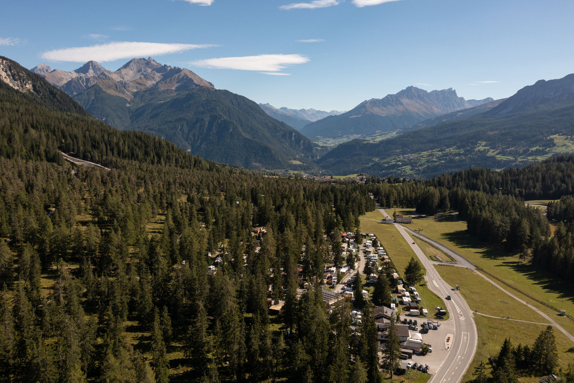 Blick über den Campingplatz und das Tal
