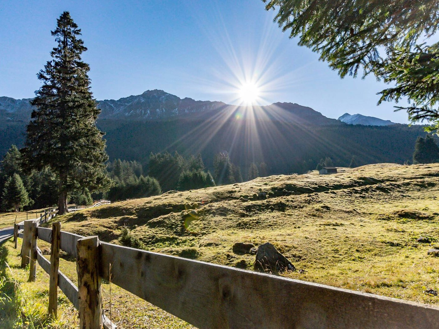 Lenzerheide Wanderweg mit Bergpanorama