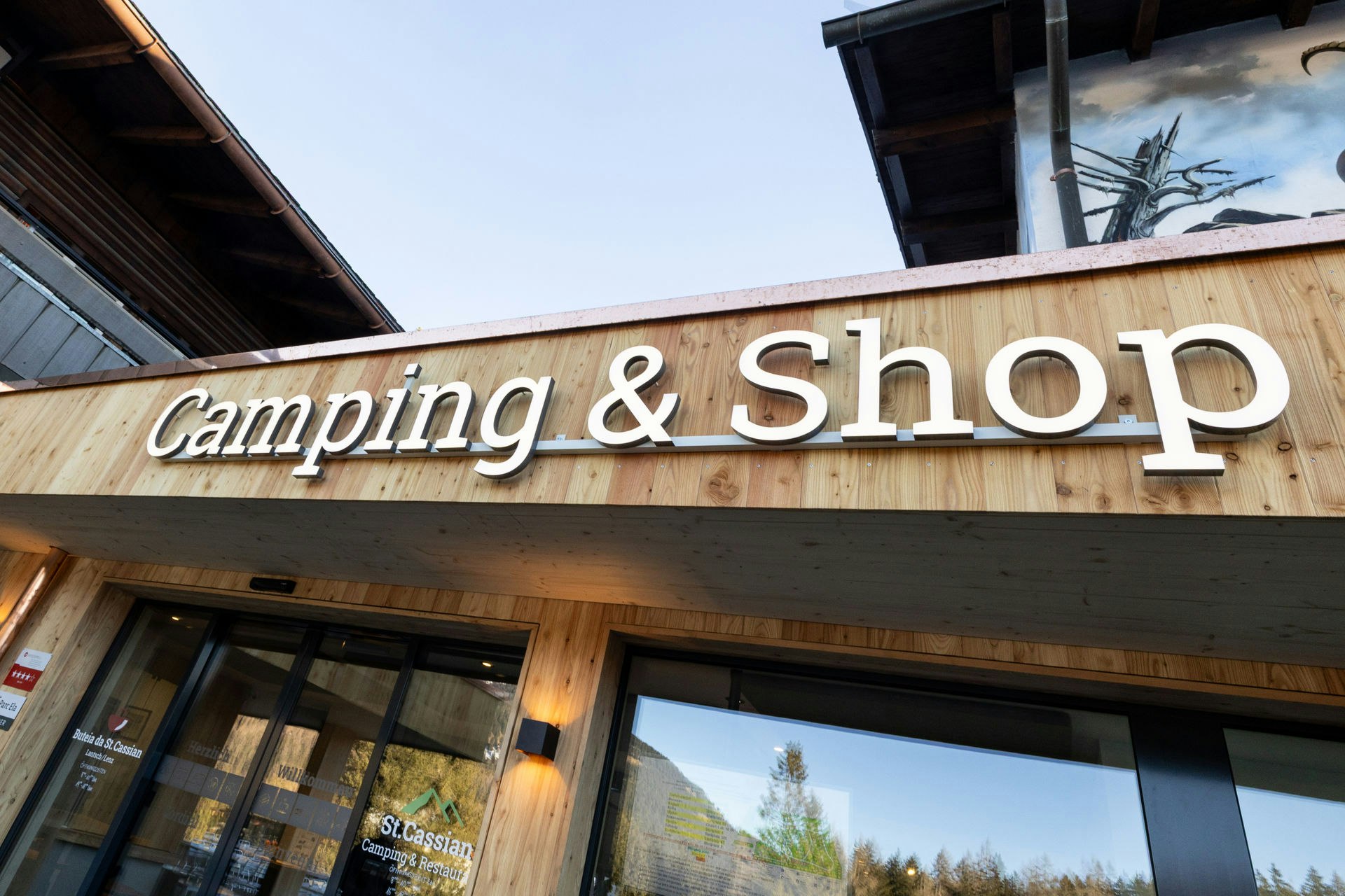 Schild «Camping & Shop»
