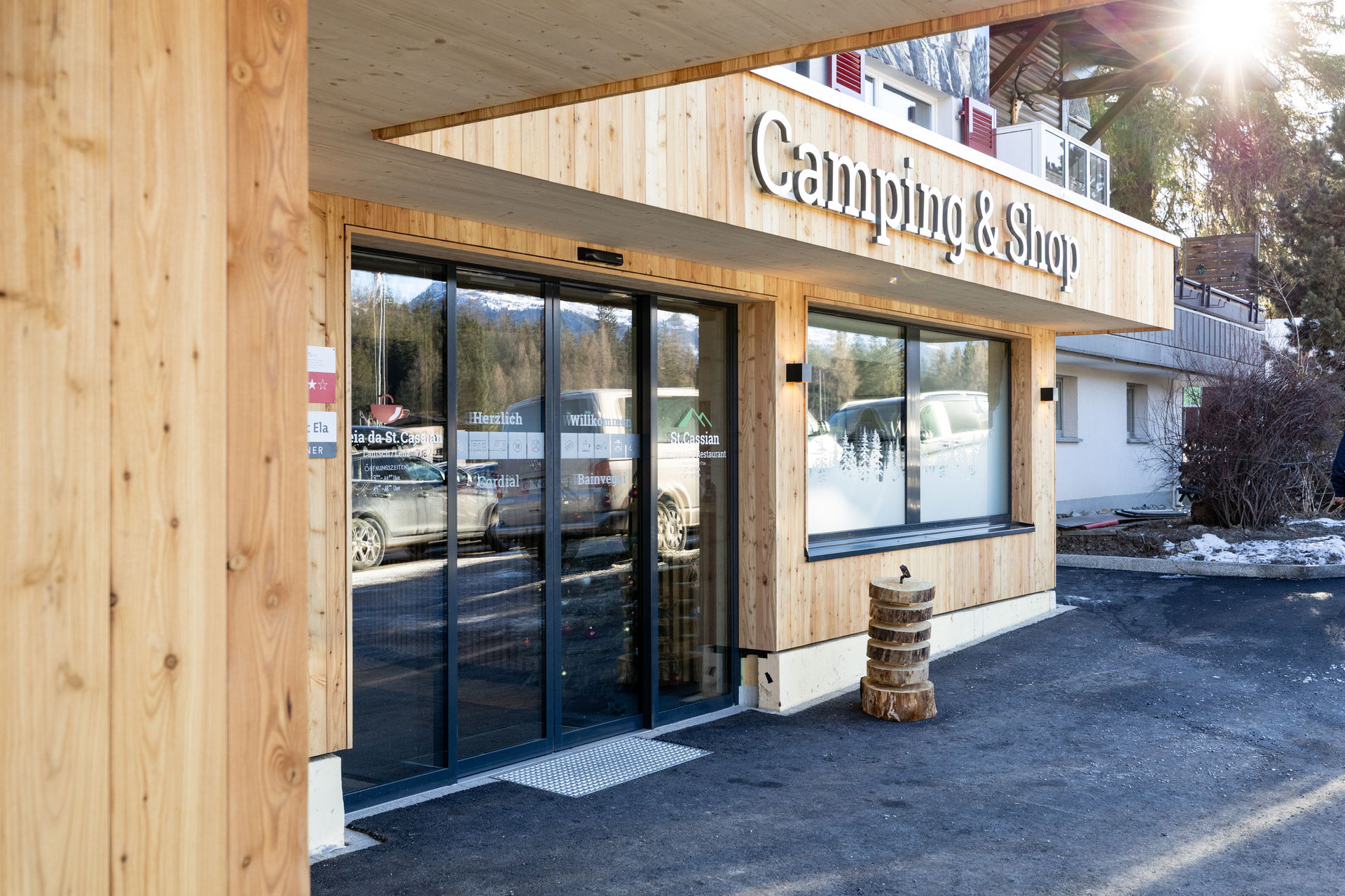 Eingangsbereich mit Holzverkleidung und Schriftzug im Camping St. Cassian