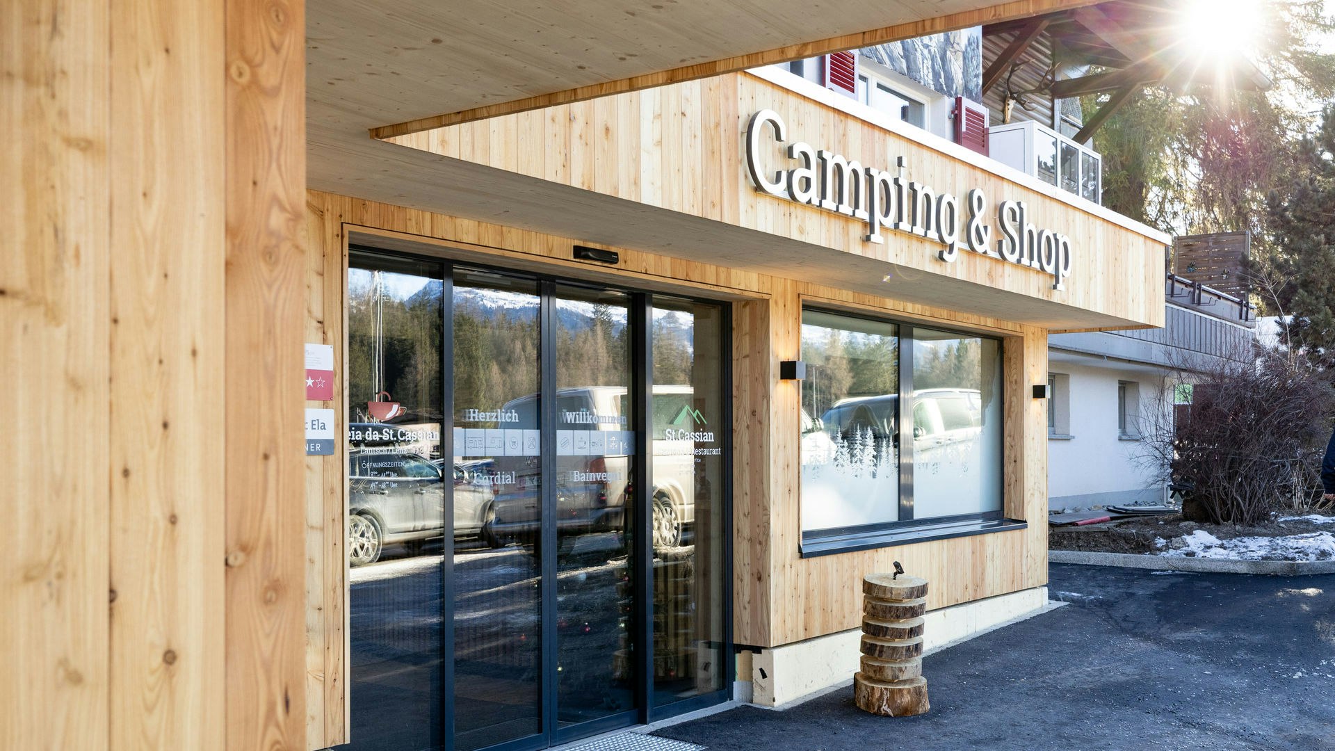 Eingang Camping und Shop Eingangsbereich mit Holzverkleidung und Schriftzug im Camping St. Cassian