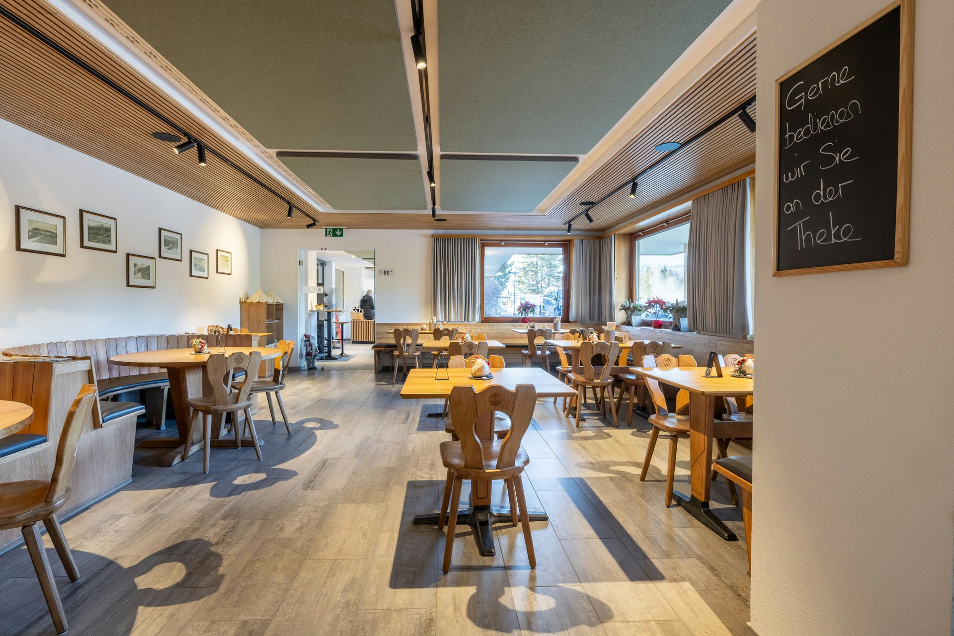 Tische mit handgeschriebener Kreidetafel an der Wand im Restaurant
