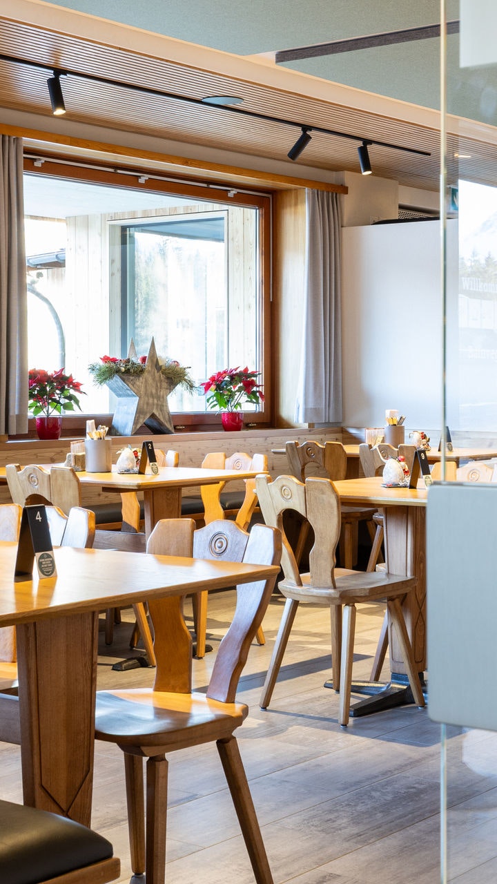 Restaurant St. Cassian Tische mit Blumenschmuck im Restaurant