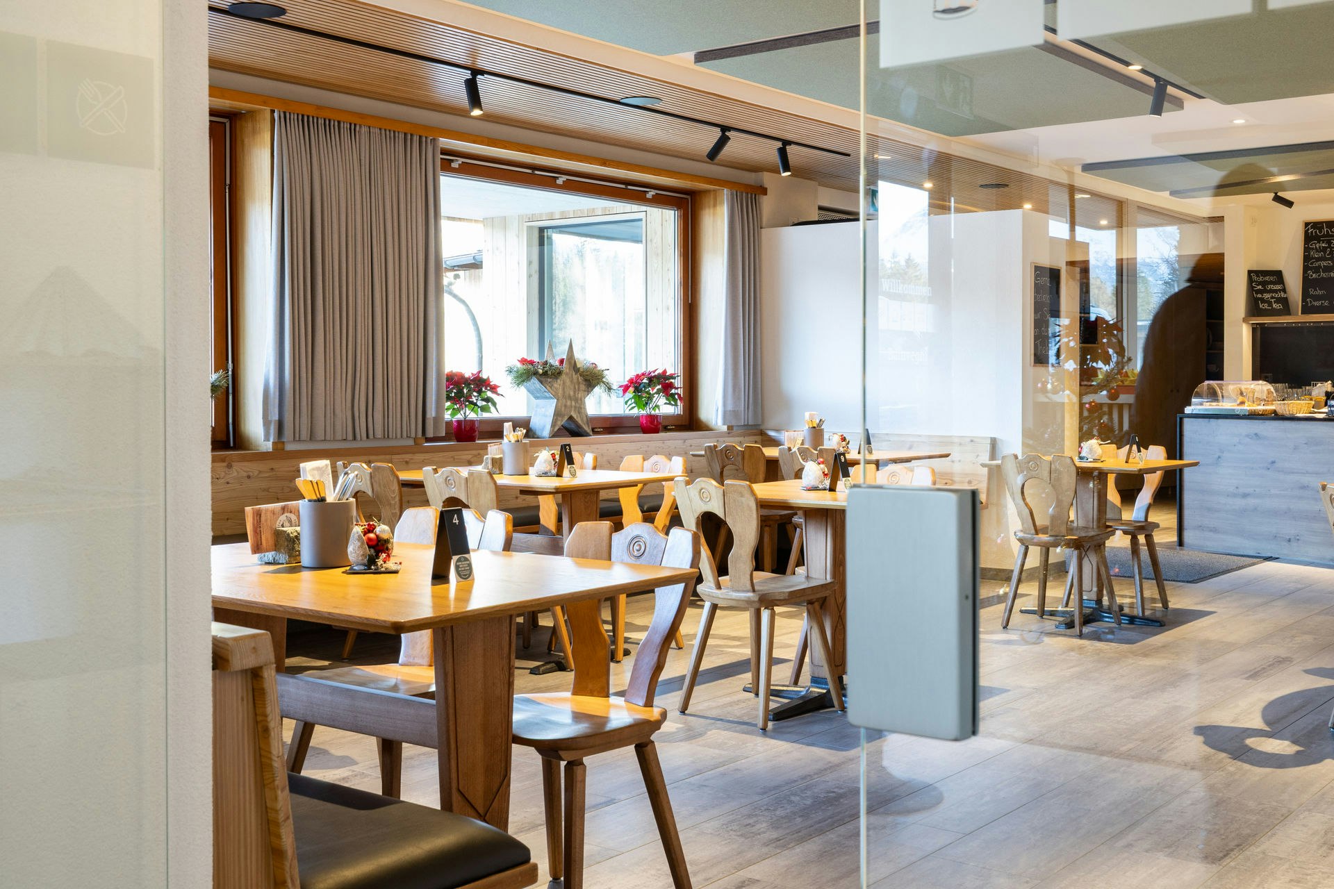 Tische mit Blumenschmuck im Restaurant