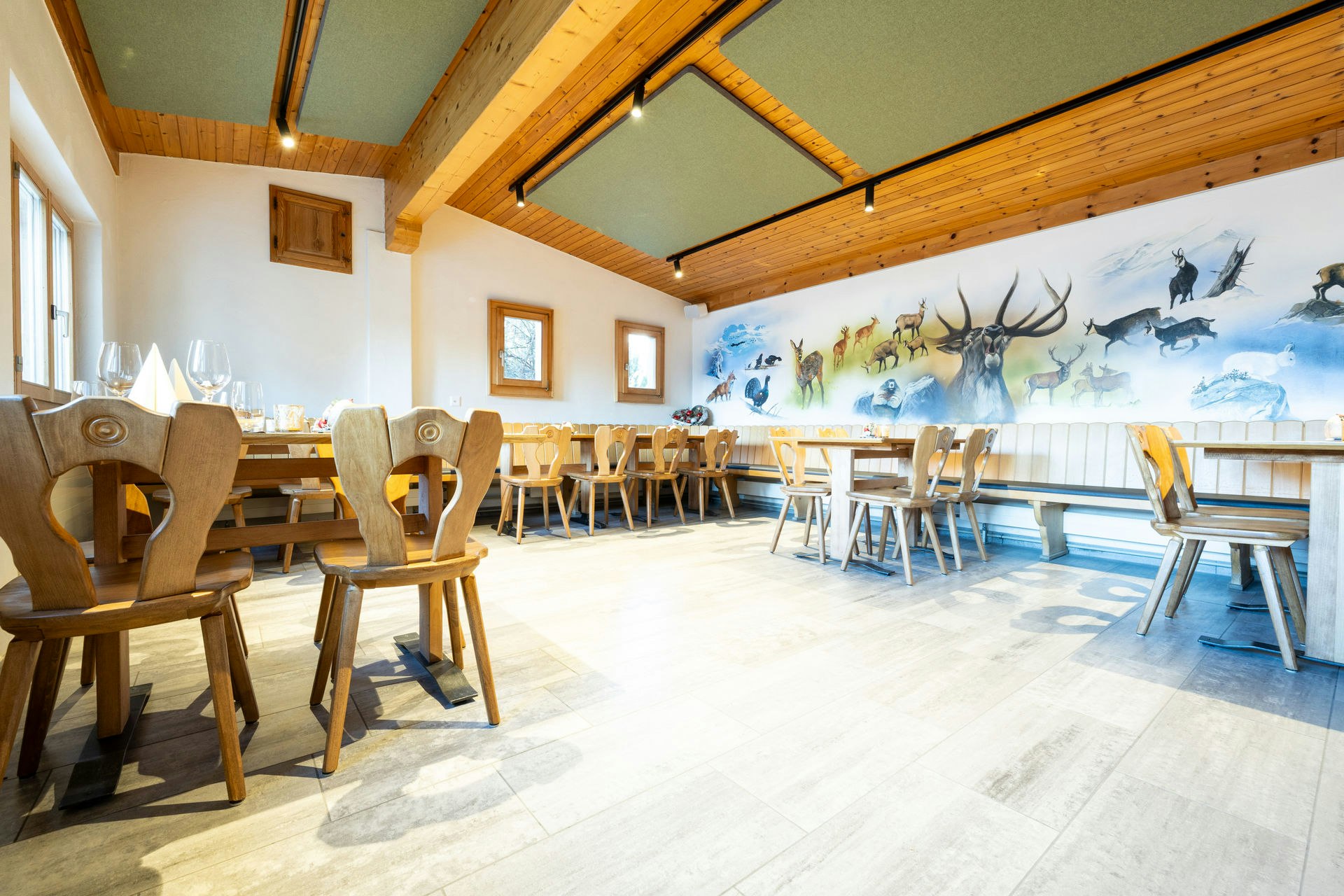 Sitzbereich mit Holztische im Restaurant
