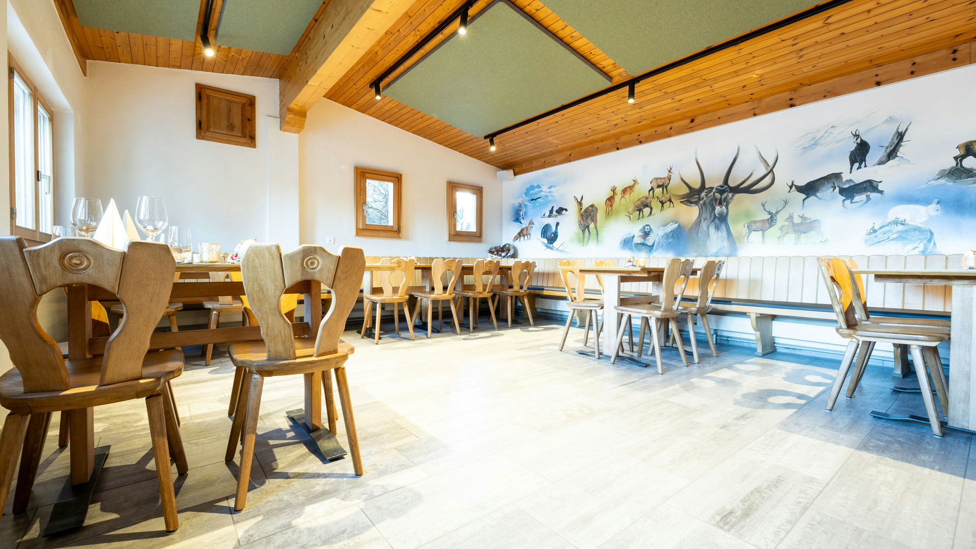 Innenraum mit Holztische Sitzbereich mit Holztische im Restaurant