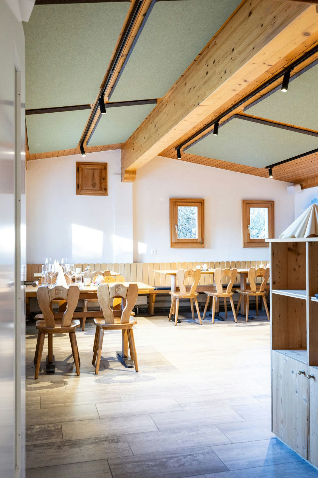 Reihe von Tischen und Stühlen im Restaurant