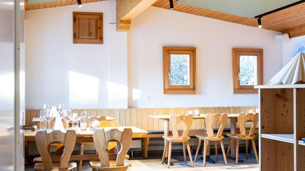 Restaurant St. Cassian Reihe von Tischen und Stühlen im Restaurant