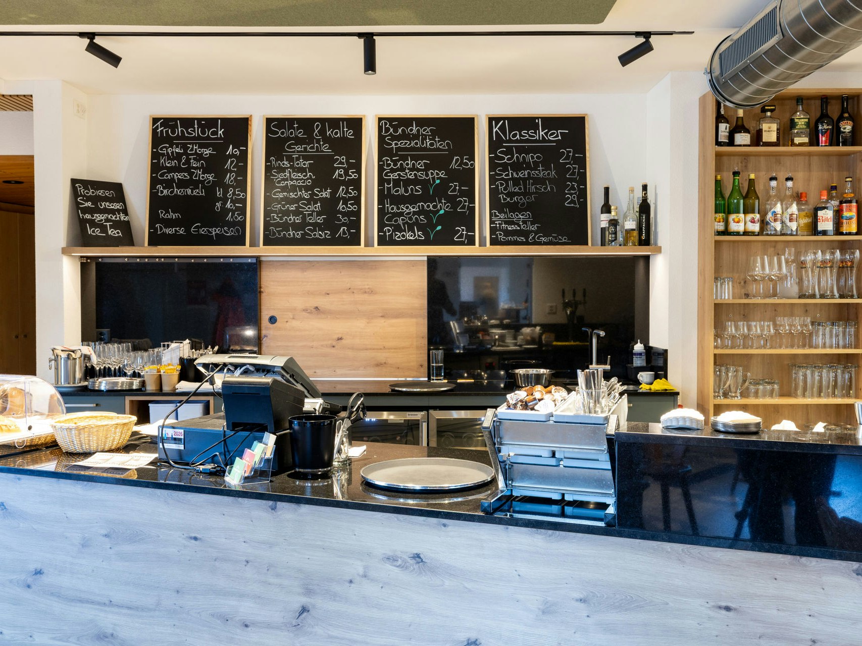 Theke mit Menütafeln Theke mit Kaffeemaschine und Menütafeln im Restaurant