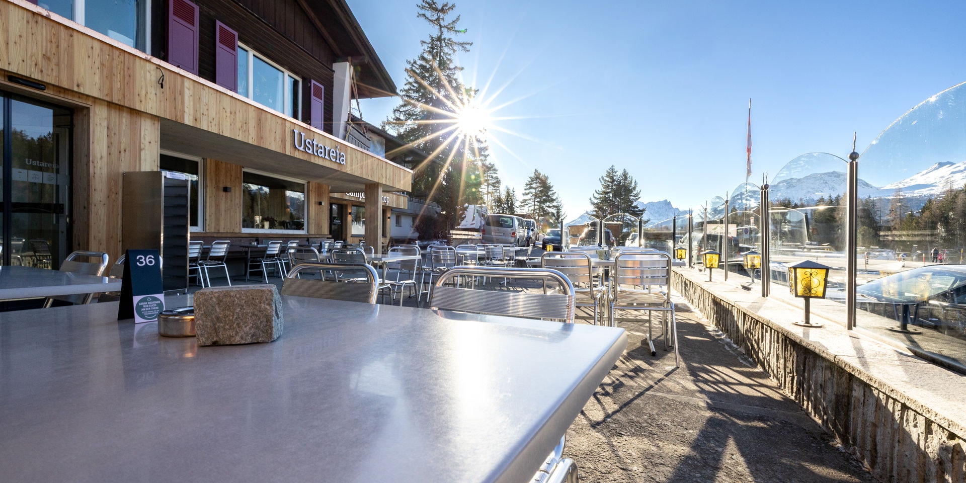 Terrasse mit Bergblick Terrasse mit Sitzplätzen und Sonnenschein im Restaurant