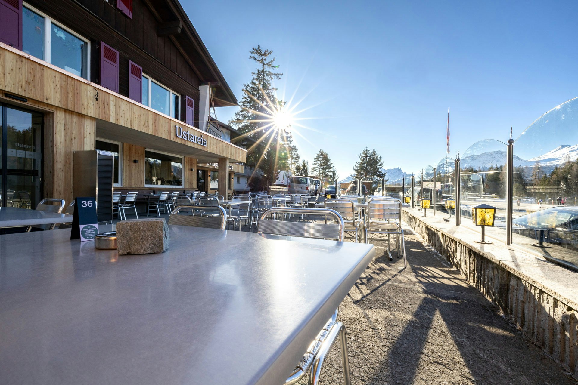 Terrasse mit Sitzplätzen und Sonnenschein im Restaurant