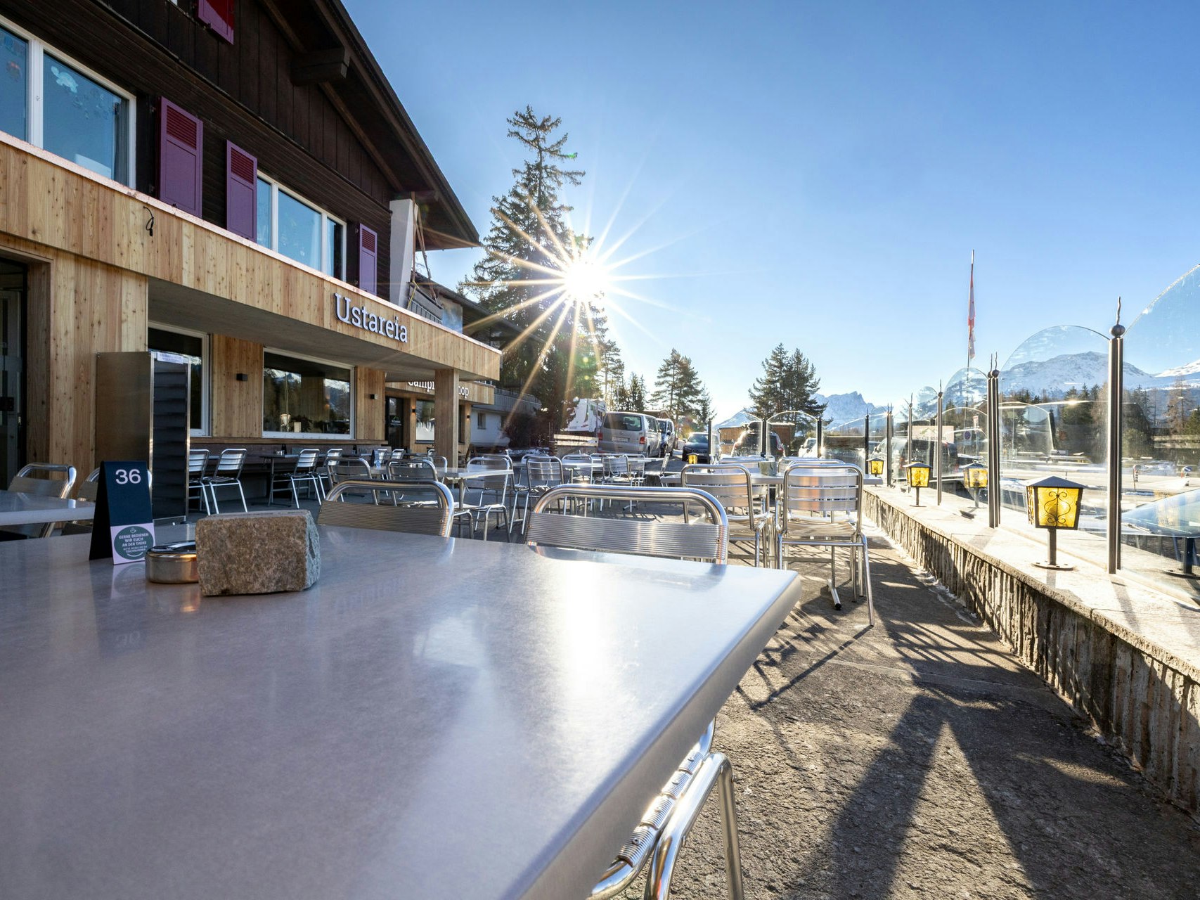 Terrasse mit Bergblick Terrasse mit Sitzplätzen und Sonnenschein im Restaurant