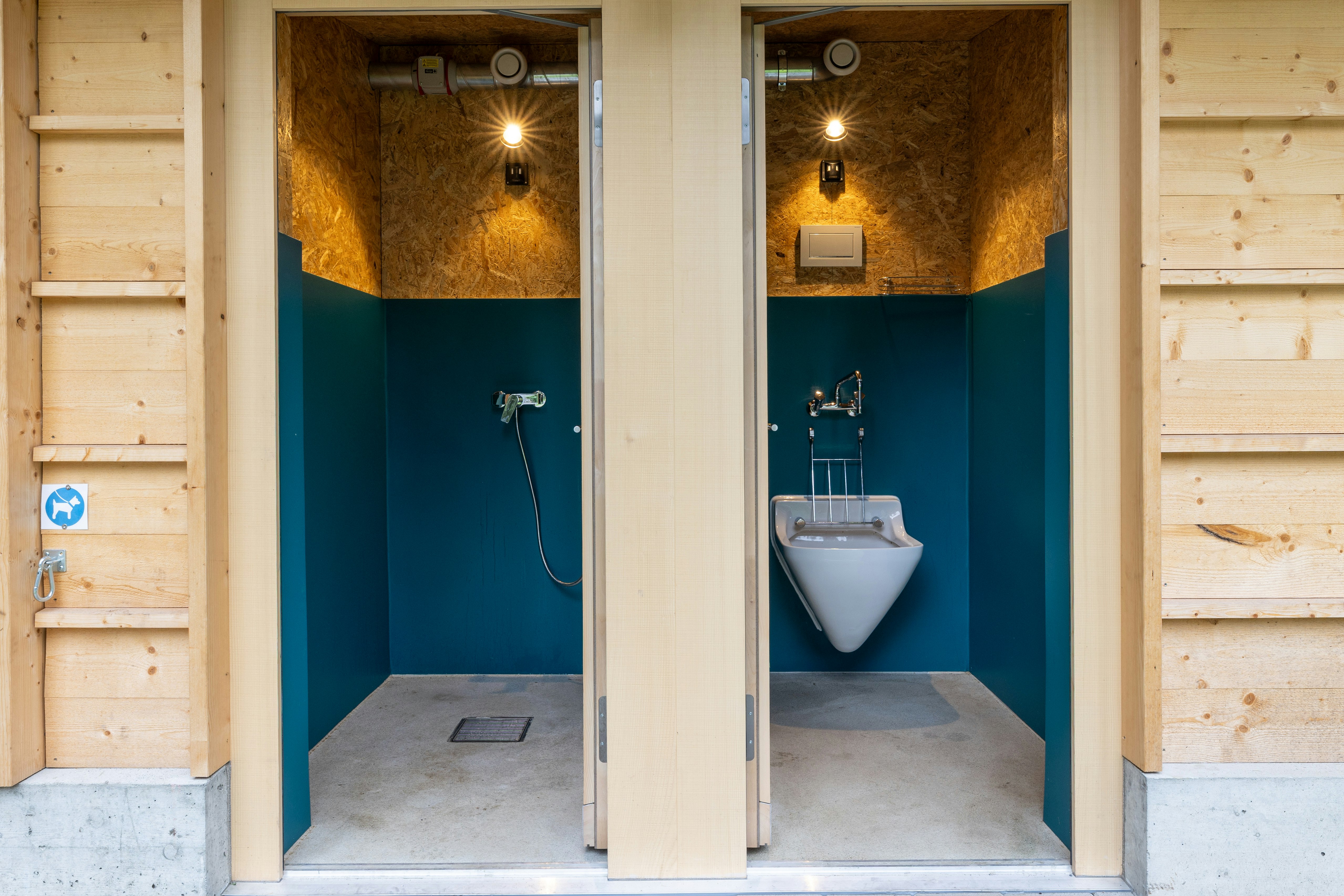 Offene Duschkabinen mit Holzverkleidung und blauen Fliesen, Camping Gravas