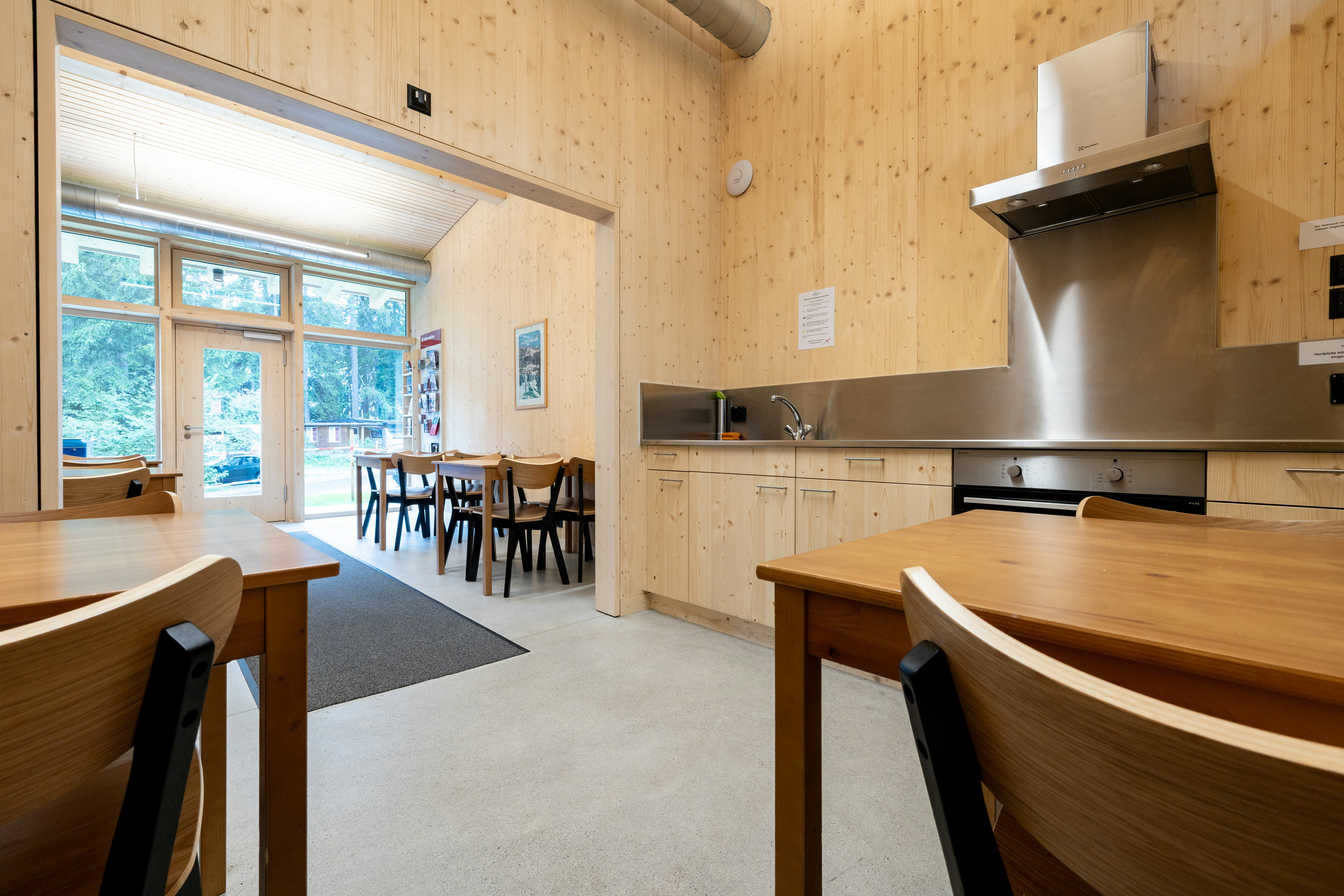 Küche mit Holzverkleidung Küche und Essbereich mit Holzverkleidung, Camping Gravas