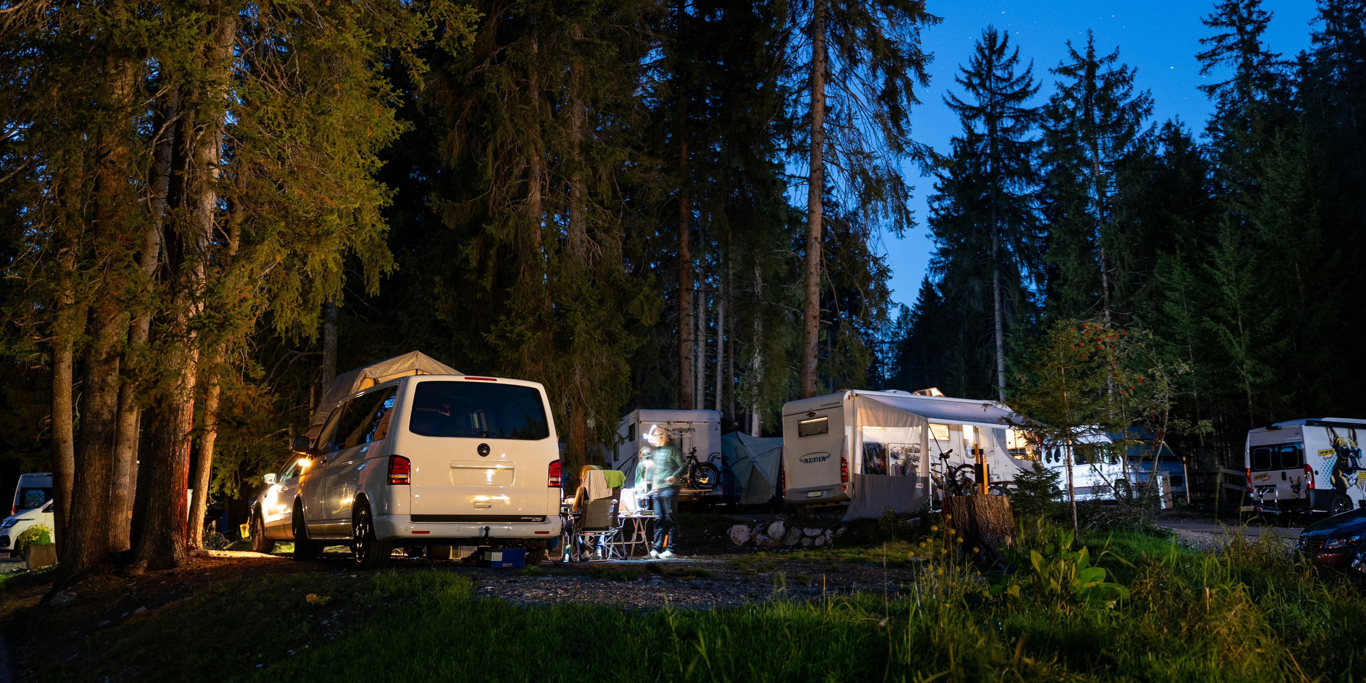 Campingplatz bei Nacht Wohnmobile zwischen Bäumen bei Nacht mit Sternenhimmel, Camping Gravas
