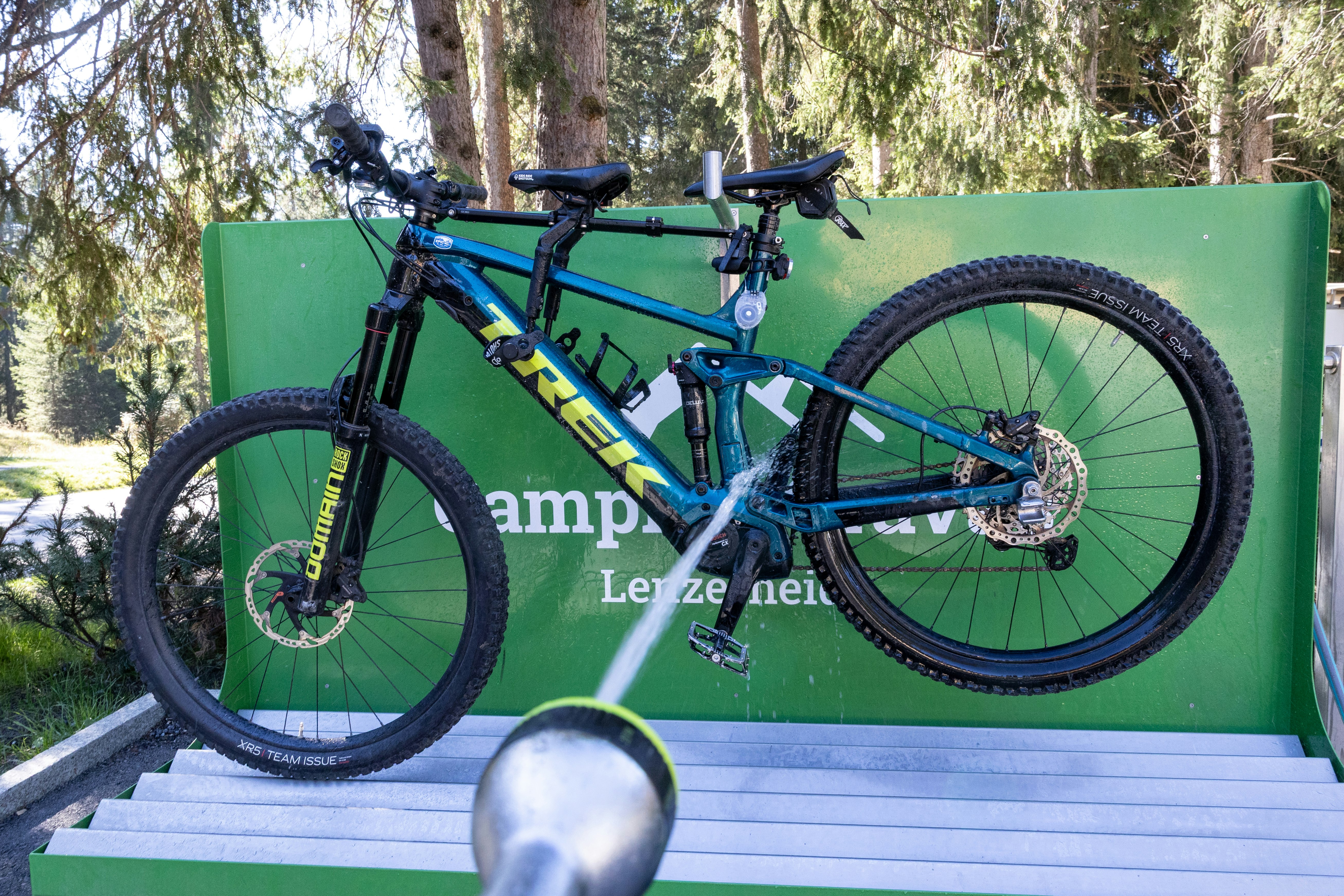 Fahrrad an Bike-Waschstation im Grünen, Camping Gravas