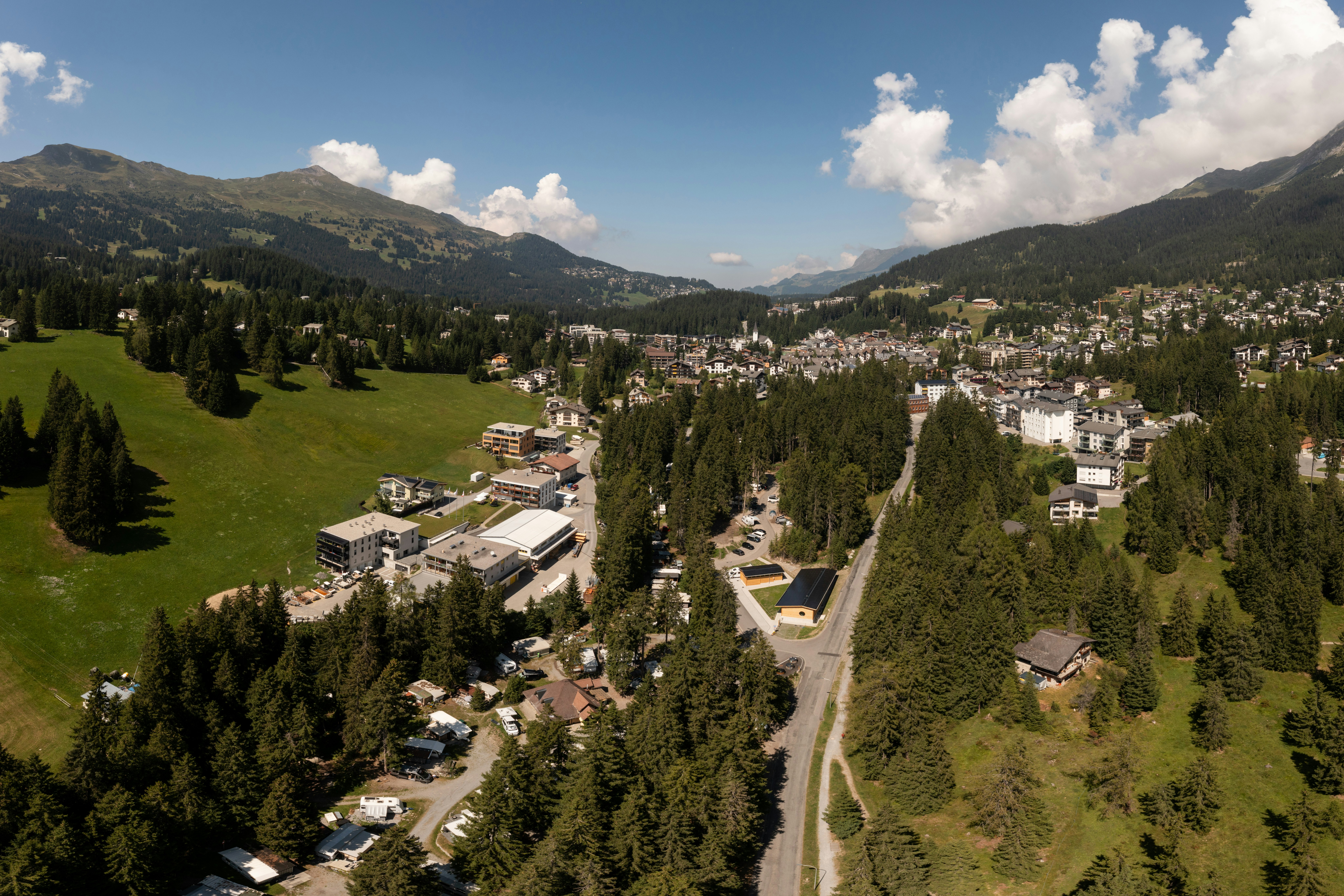 Blick auf Dorf und Berglandschaft von oben, Camping Gravas