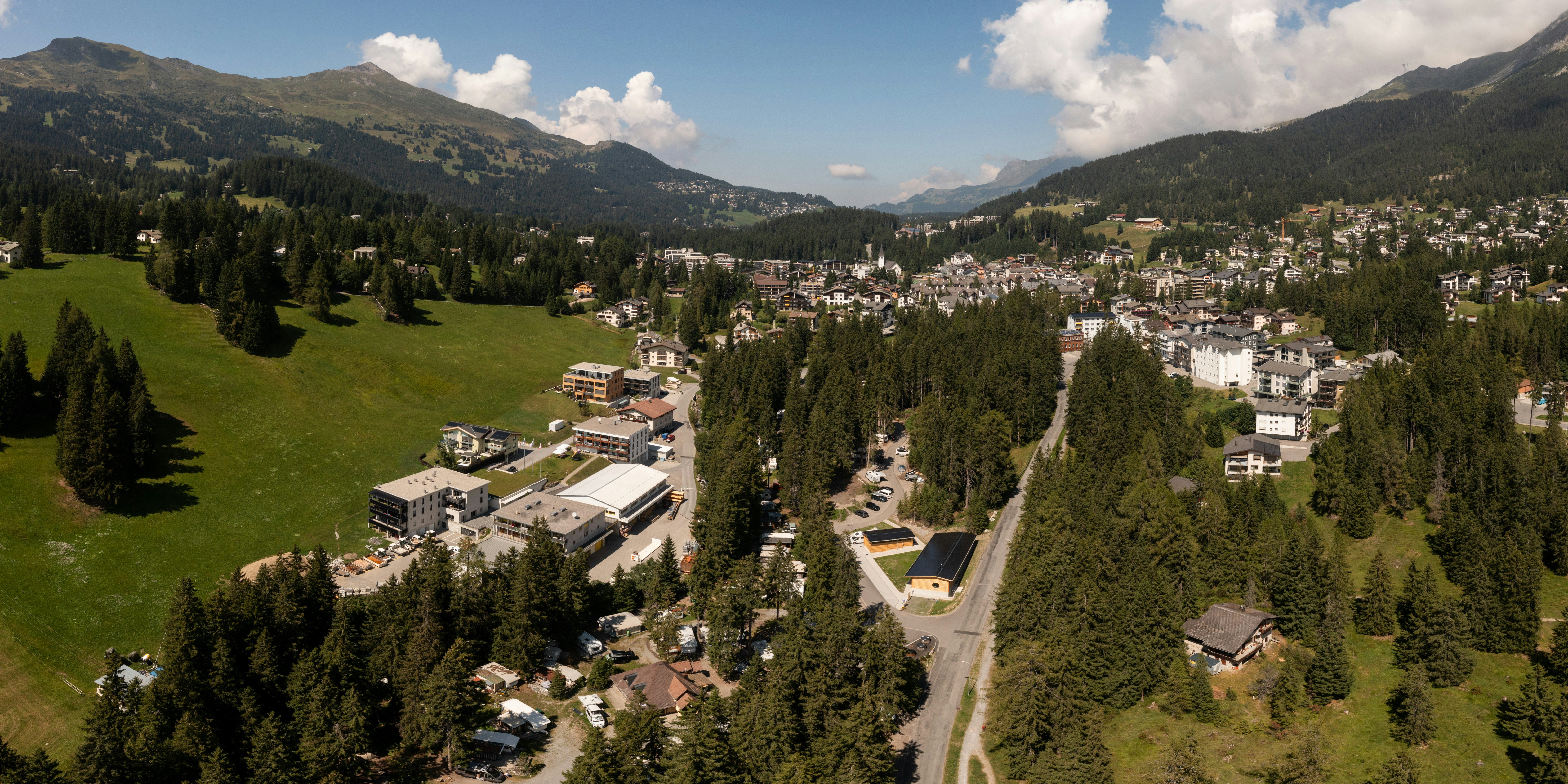 Lenzerheide Blick auf Dorf und Berglandschaft von oben, Camping Gravas