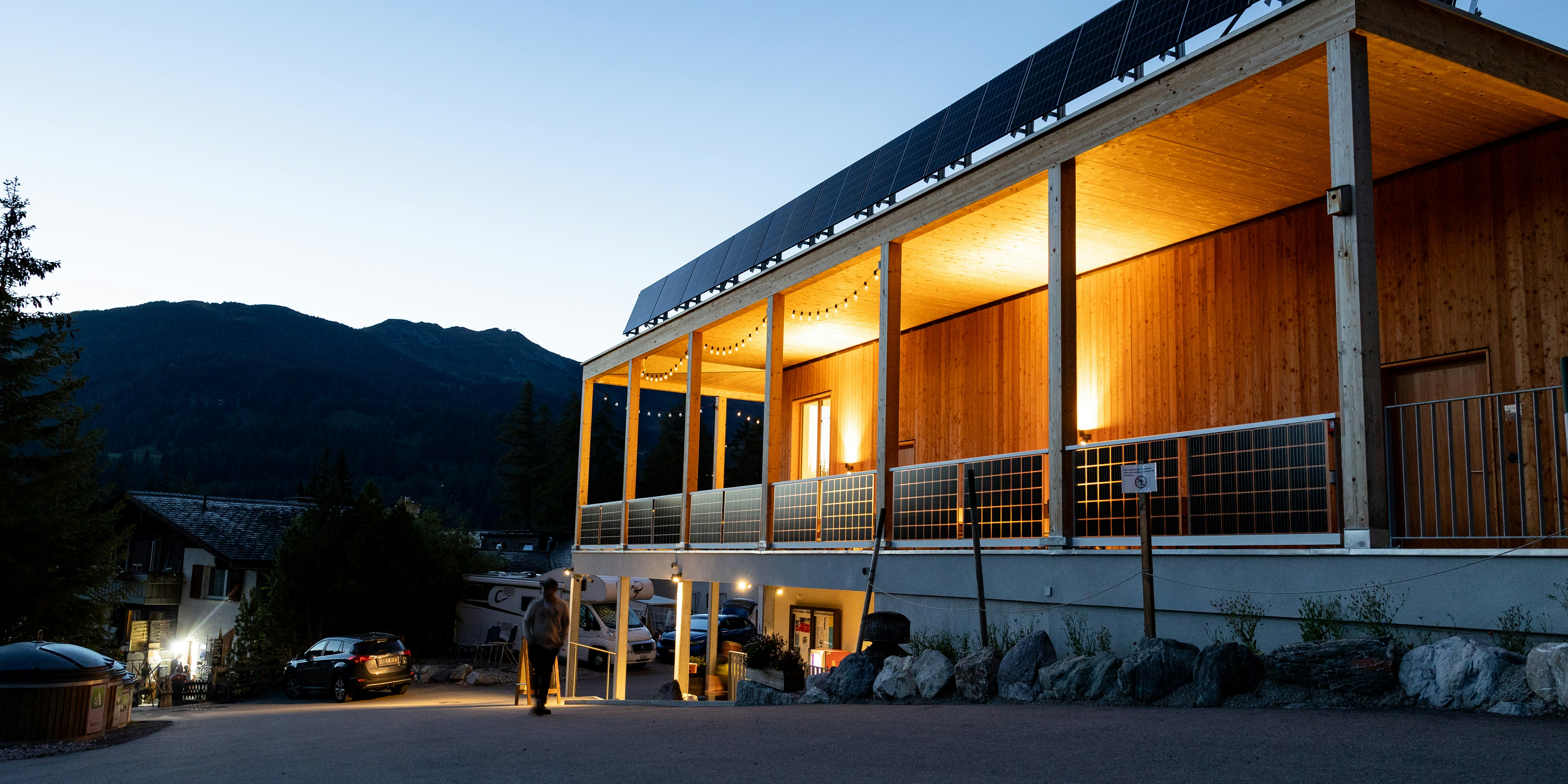 Gebäude mit Solarpanels am Abend Holzgebäude mit Solaranlage im Abendlicht, Camping St. Cassian