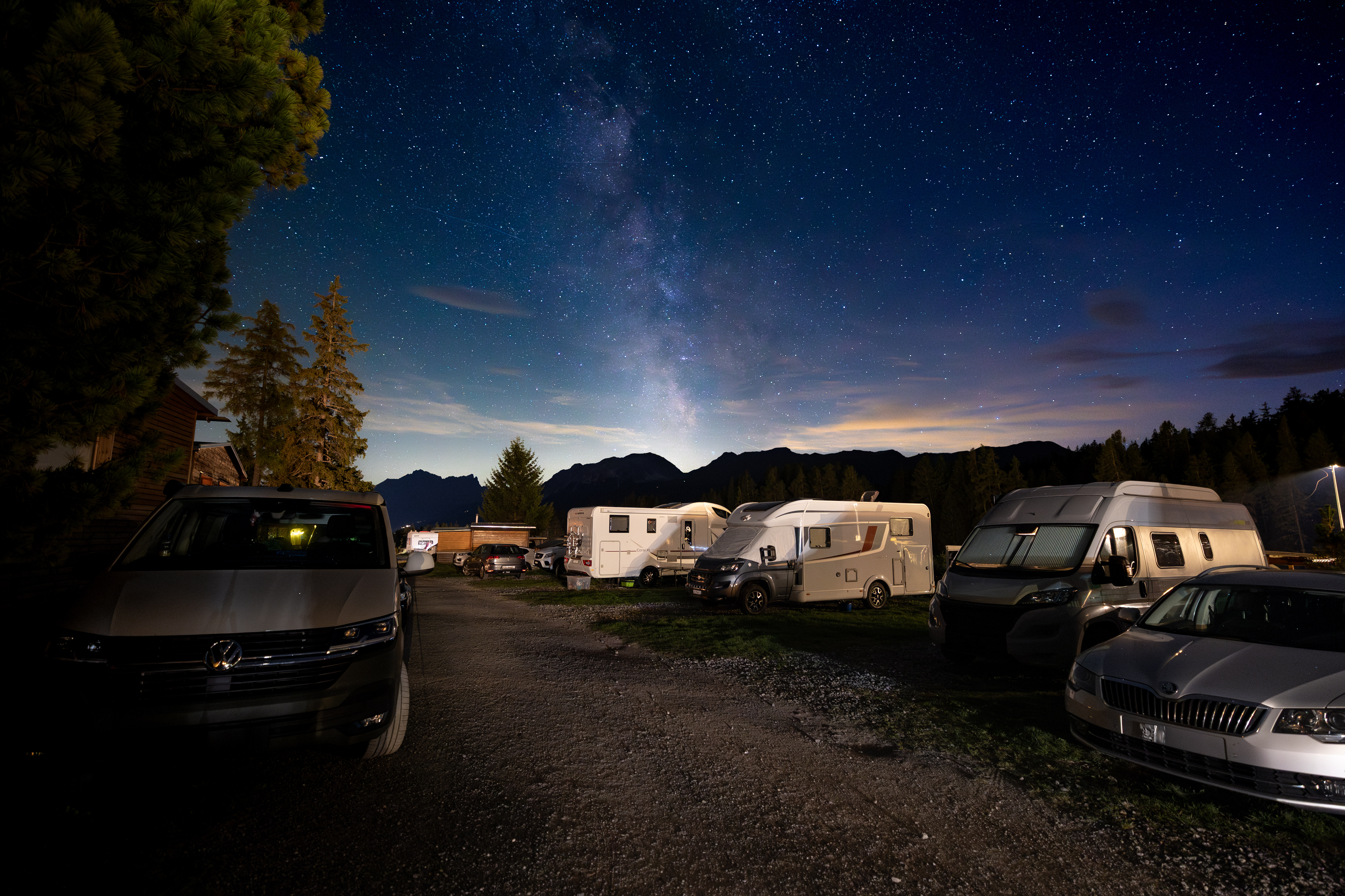 Wohnmobile bei Nacht mit Milchstrasse am Himmel, Camping St. Cassian