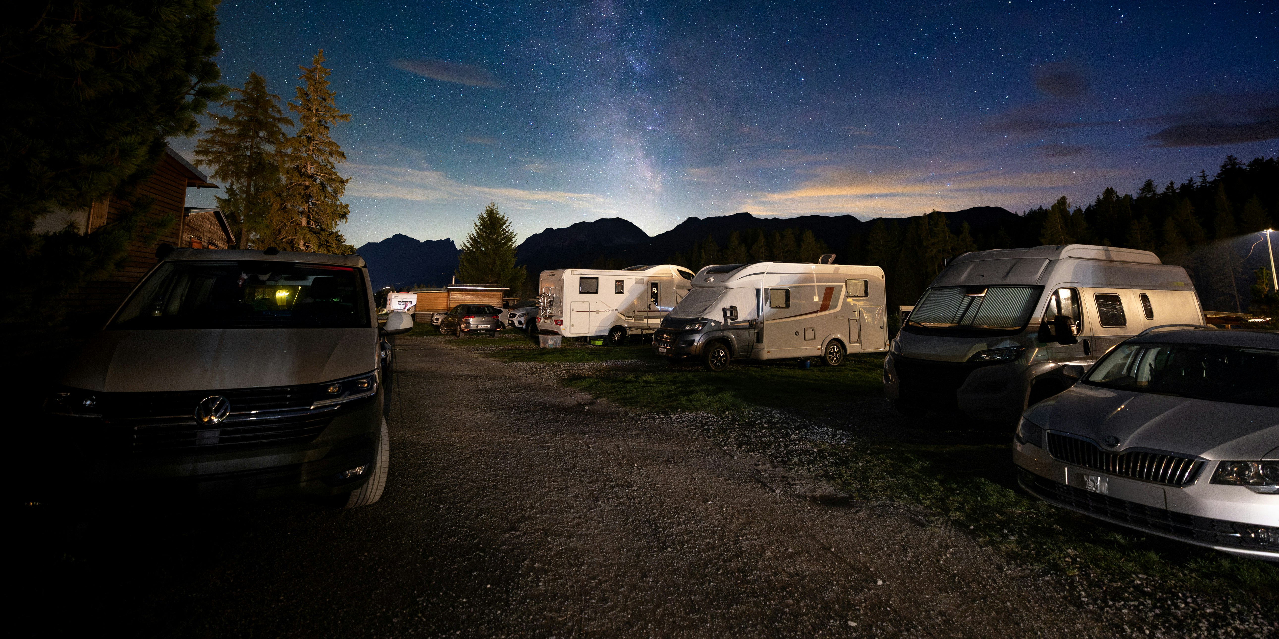 Sternenhimmel über dem Campingplatz Wohnmobile bei Nacht mit Milchstrasse am Himmel, Camping St. Cassian