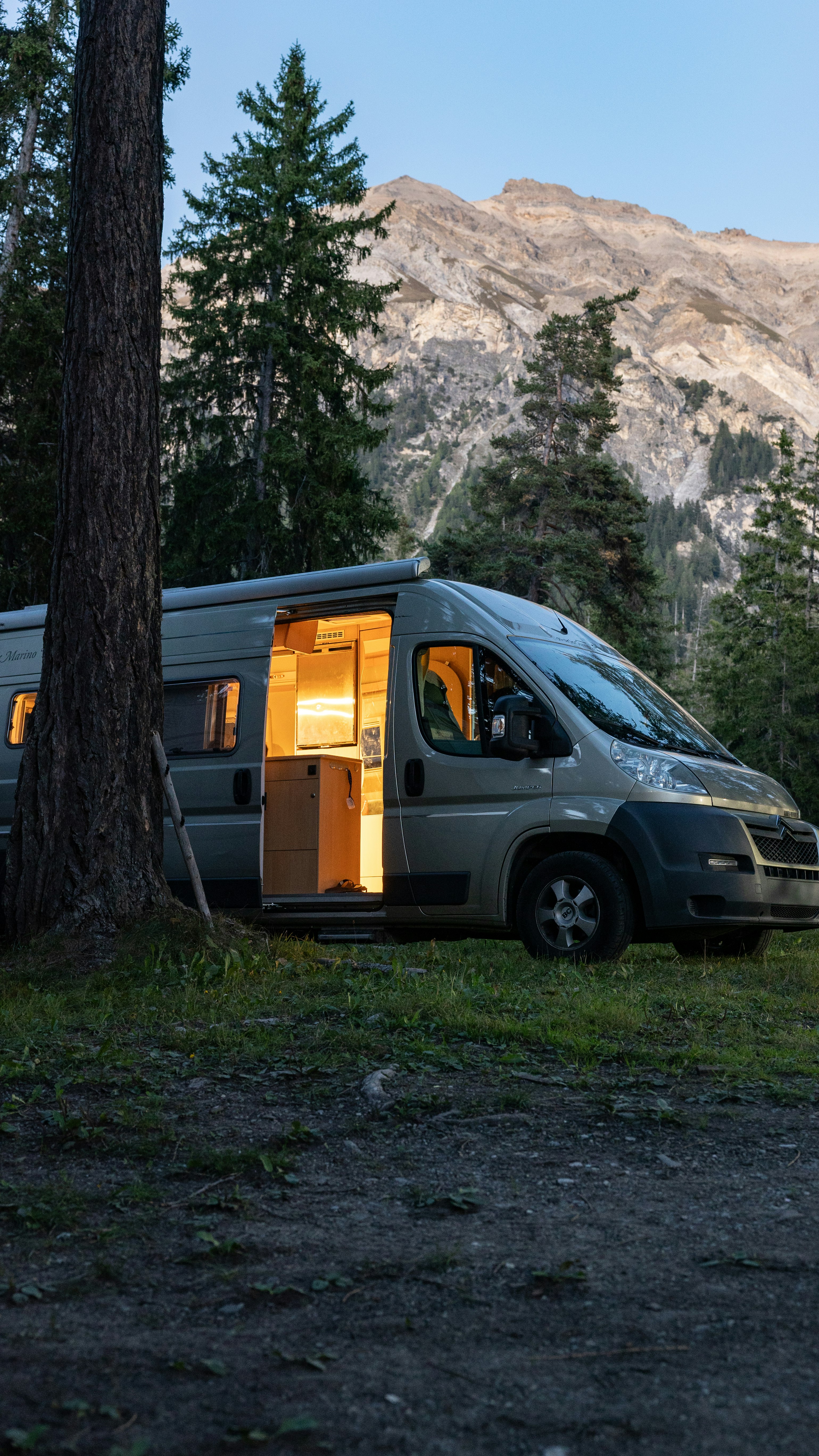 Kleiner Camper mit Bergblick Camper auf Stellplatz mit Bergpanorama, Camping St. Cassian