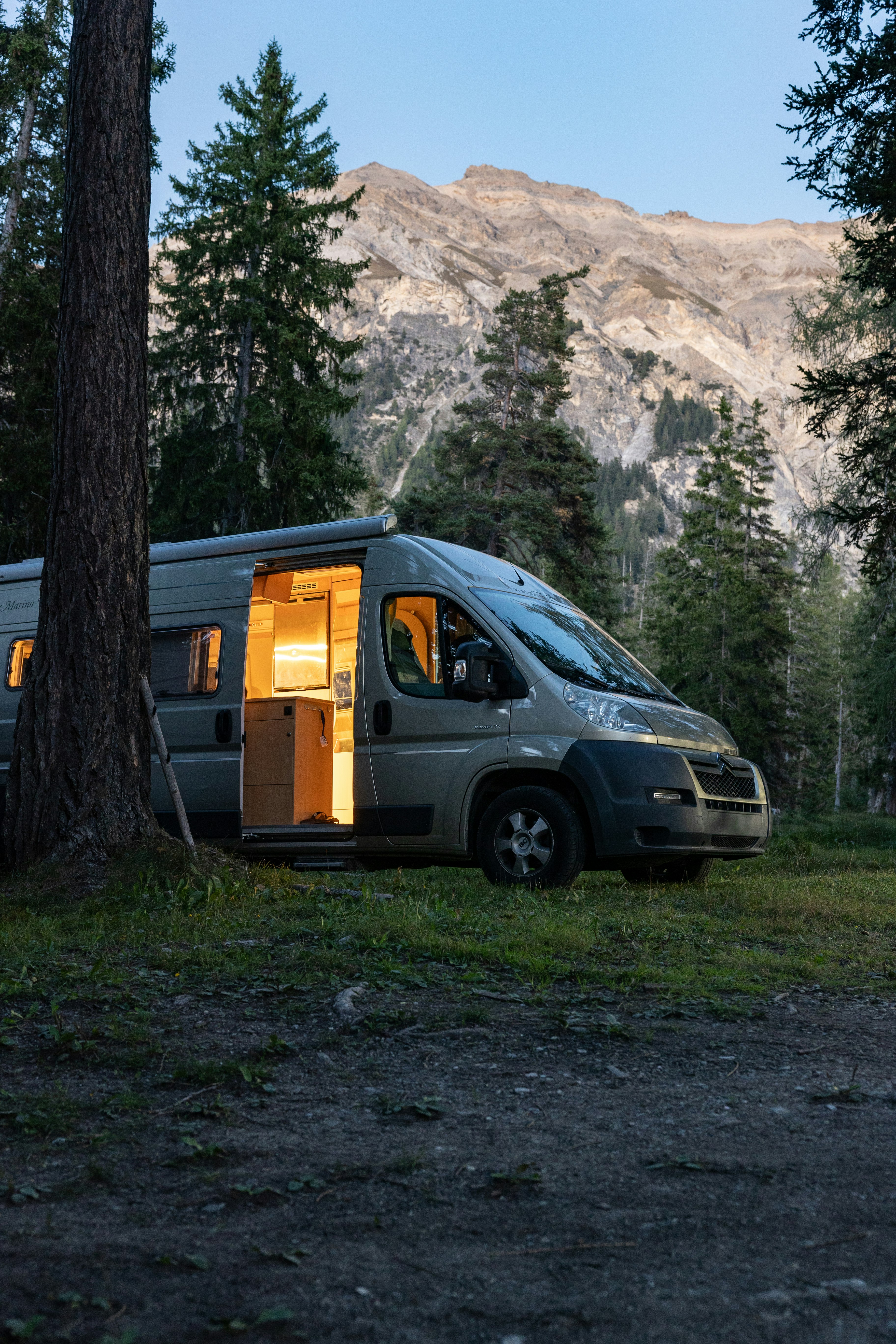 Camper auf Stellplatz mit Bergpanorama, Camping St. Cassian