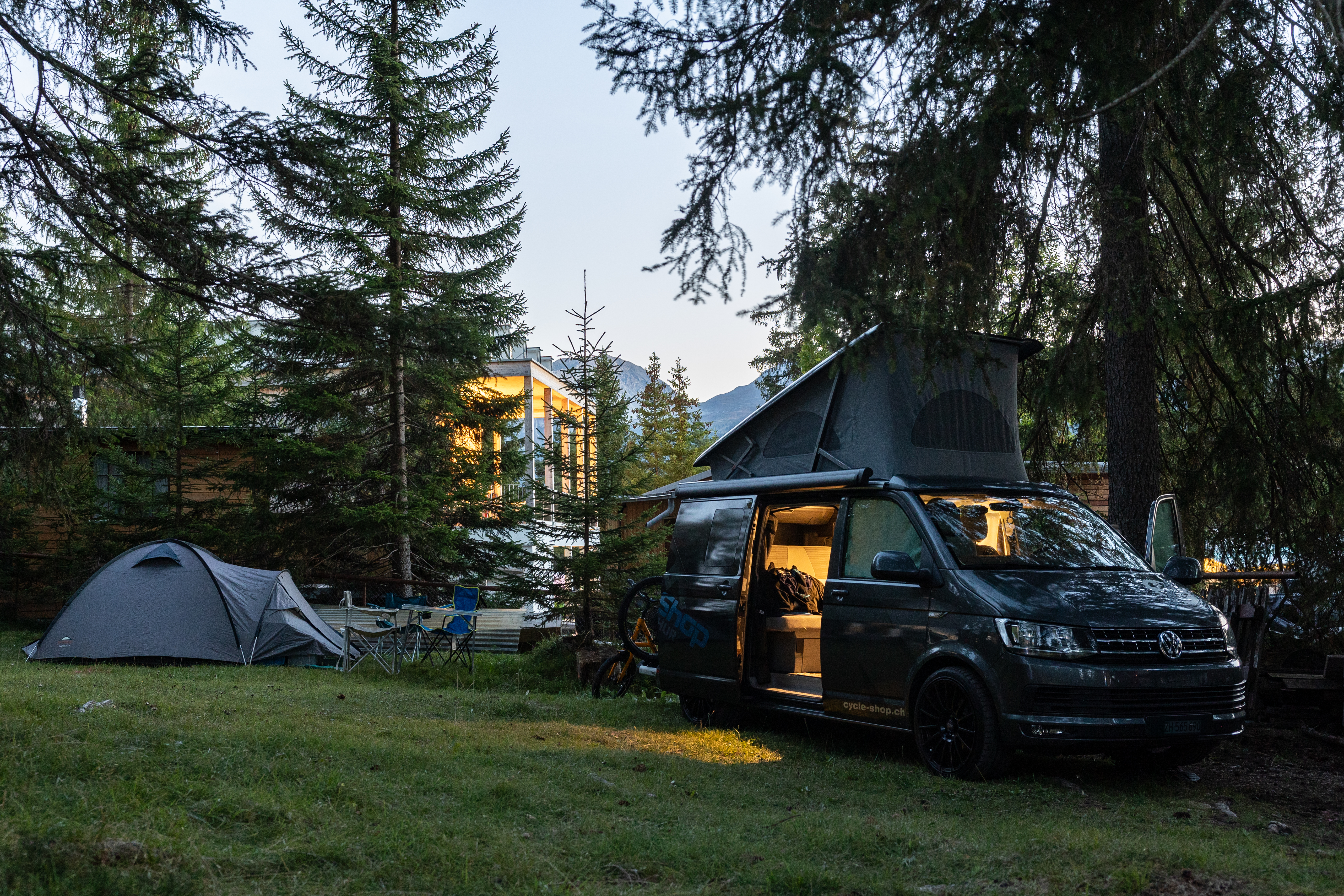 Zelt und Camper auf Wiese bei Sonnenuntergang, Camping St. Cassian