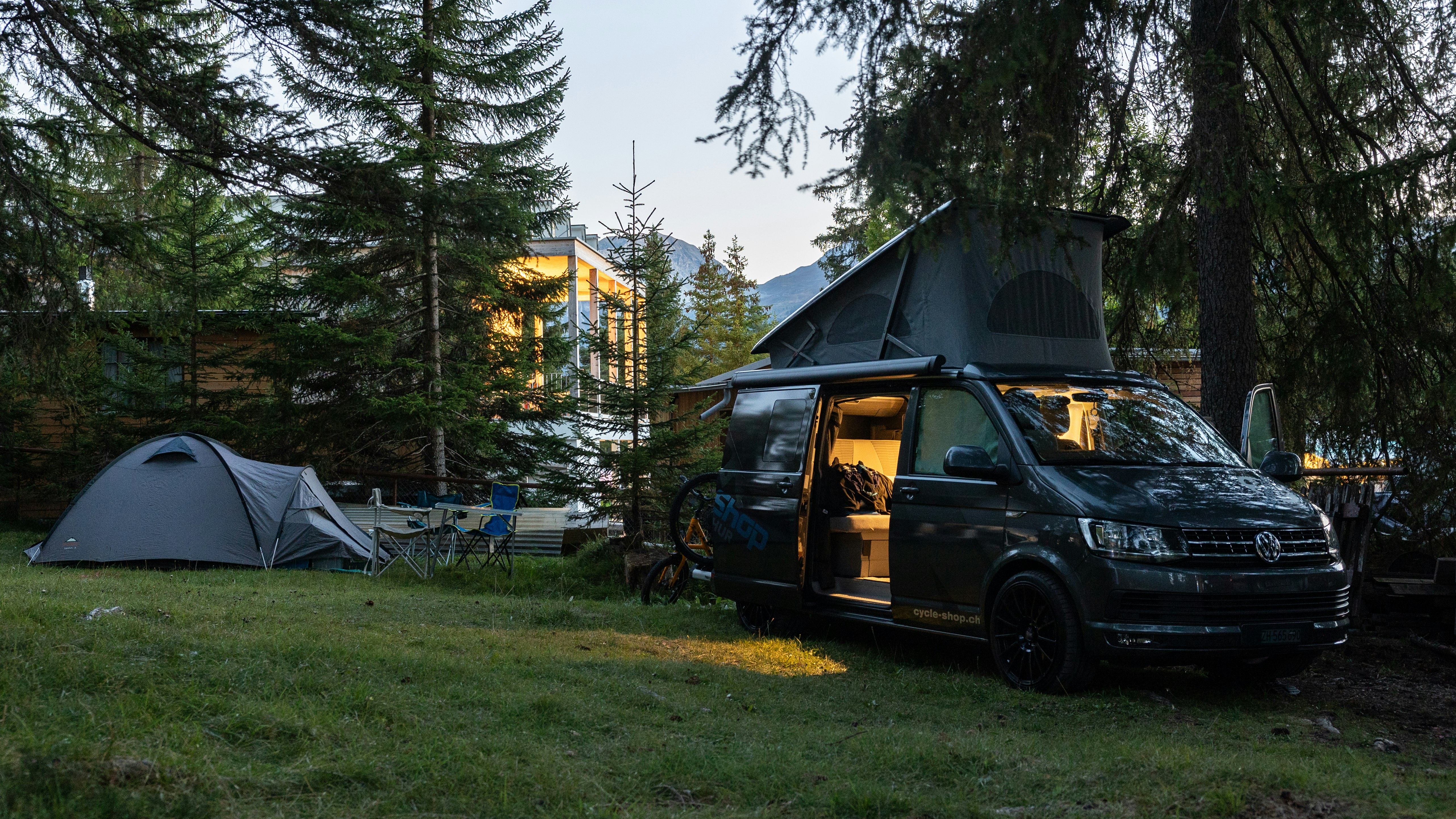 Zelt und Camper am Abend Zelt und Camper auf Wiese bei Sonnenuntergang, Camping St. Cassian