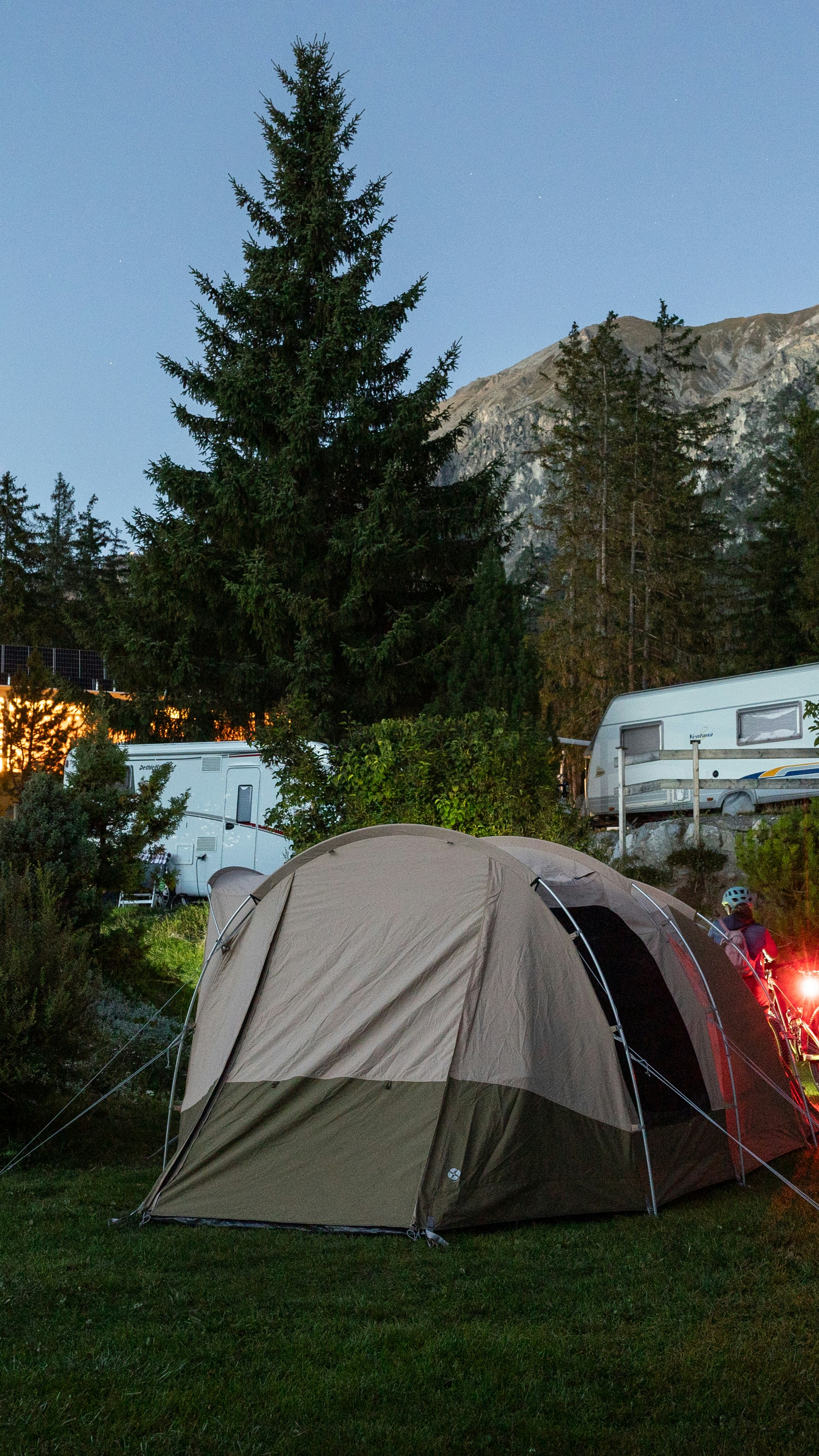 Zeltplatz im Abendlicht Zelte und Wohnmobile auf Wiese am Abend, Camping St. Cassian