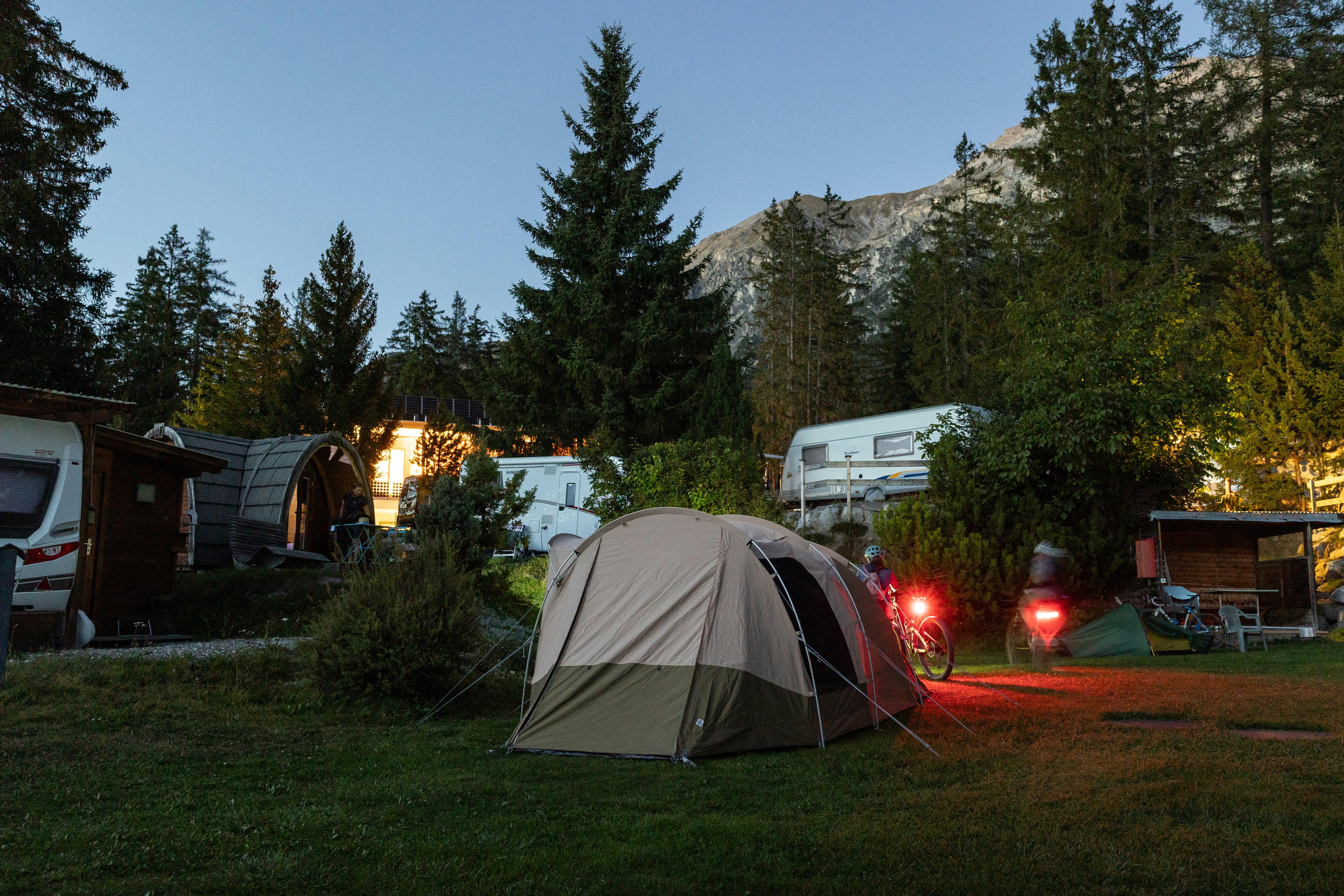 Zelte und Wohnmobile auf Wiese am Abend, Camping St. Cassian