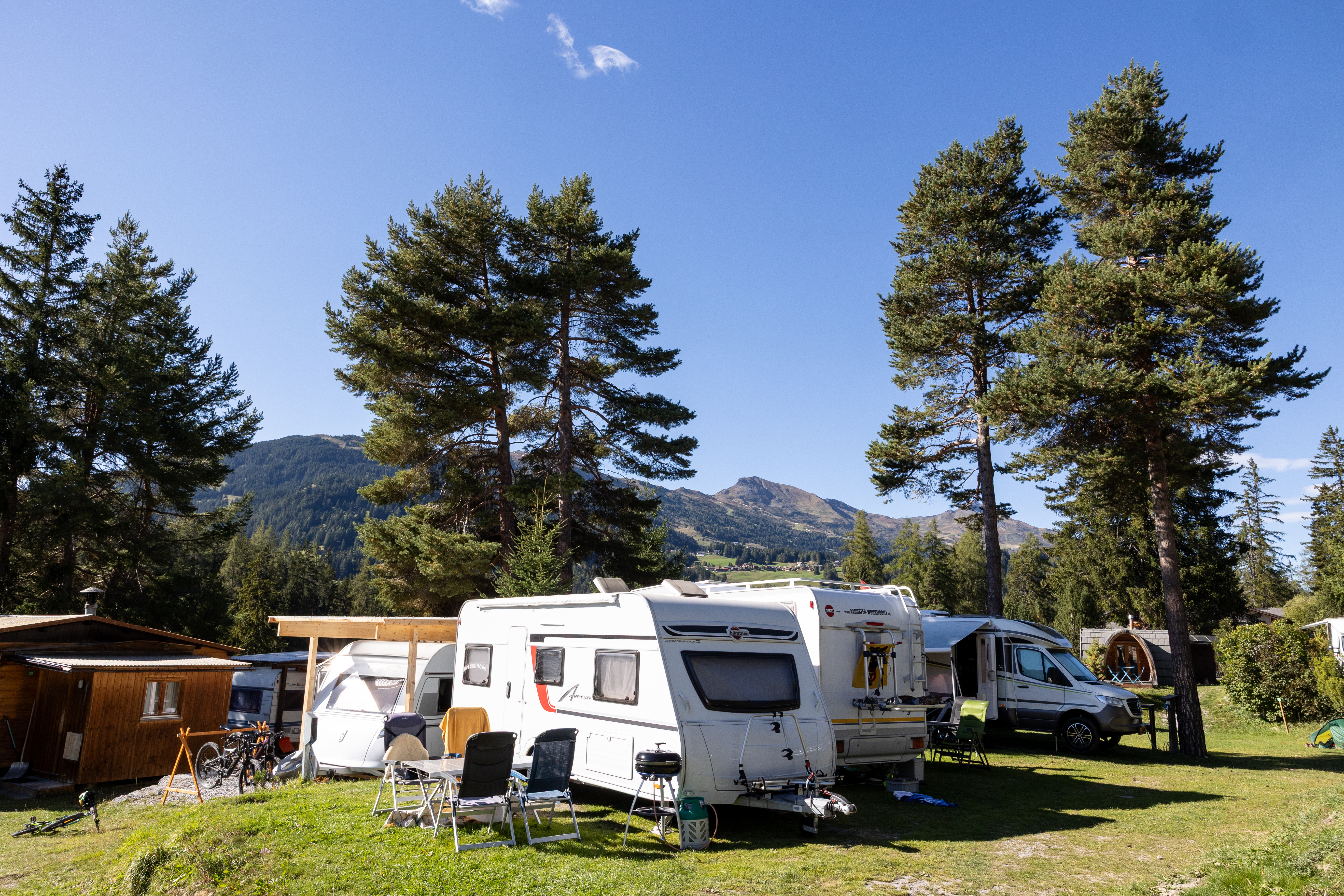 Campingplatz mit Wohnwagen zwischen Bäumen, Camping St. Cassian