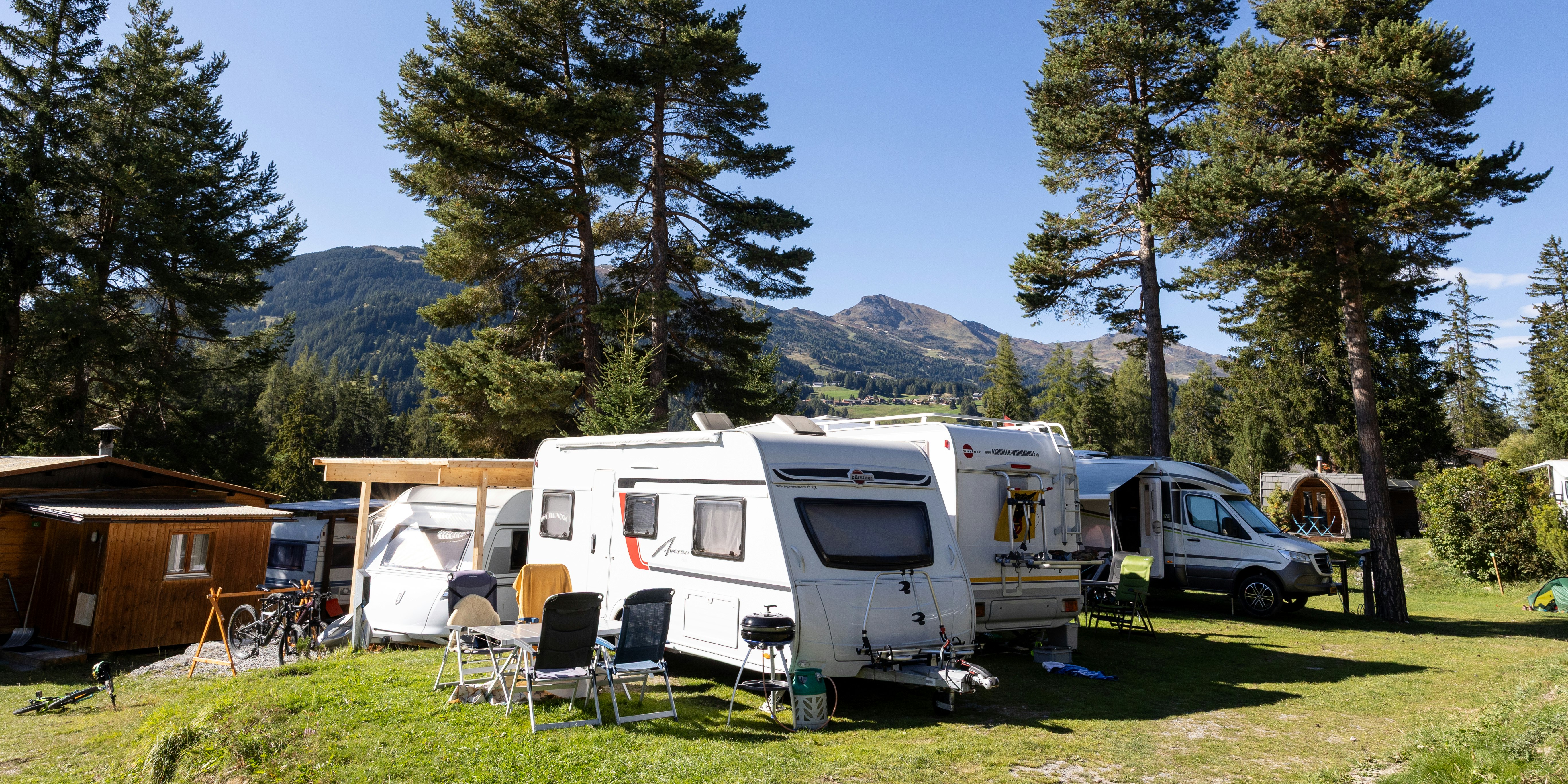 Wohnwagen Camping St. Cassian Campingplatz mit Wohnwagen zwischen Bäumen, Camping St. Cassian