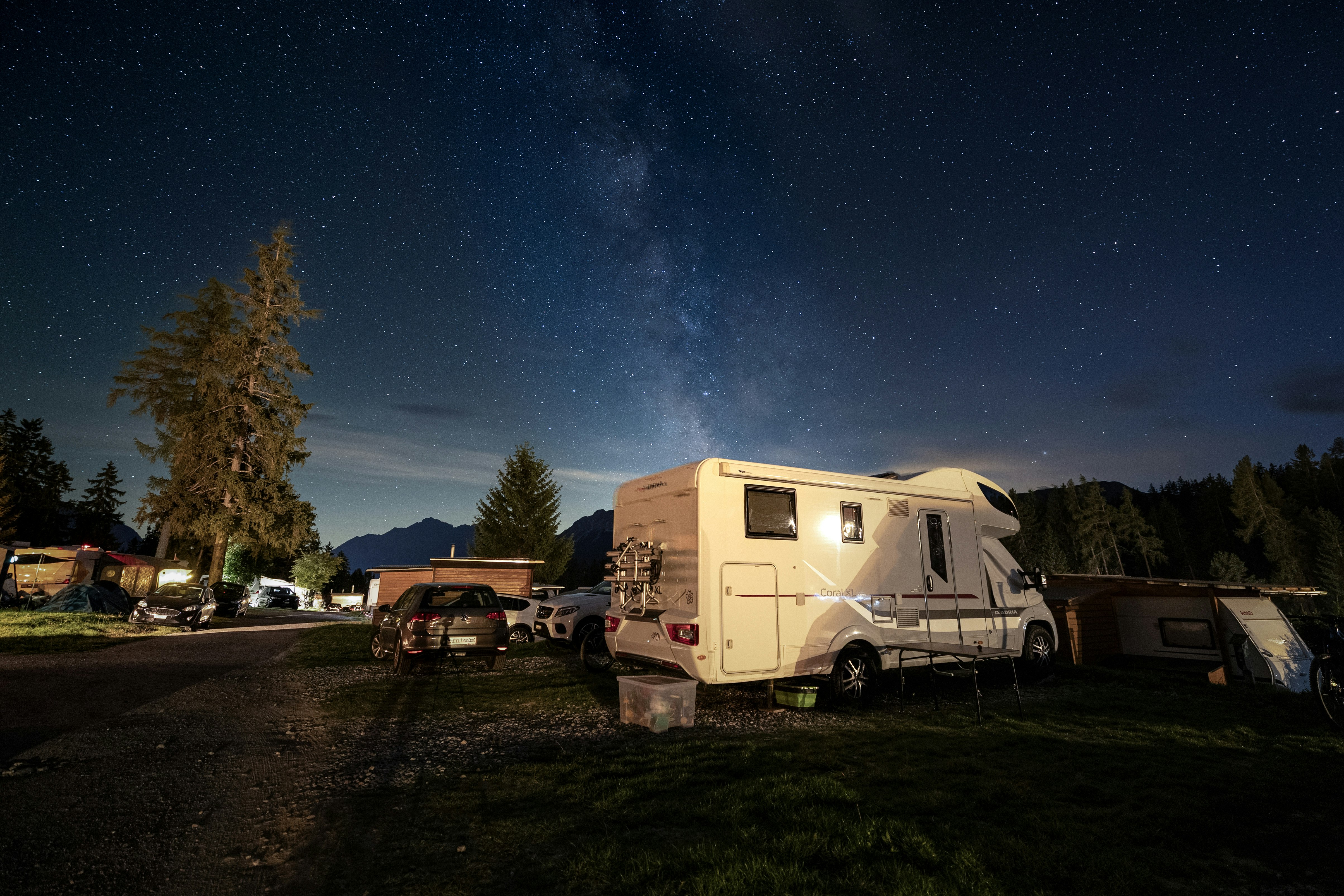 Wohnmobil bei Nacht unter Sternenhimmel mit Milchstrasse, Camping St. Cassian