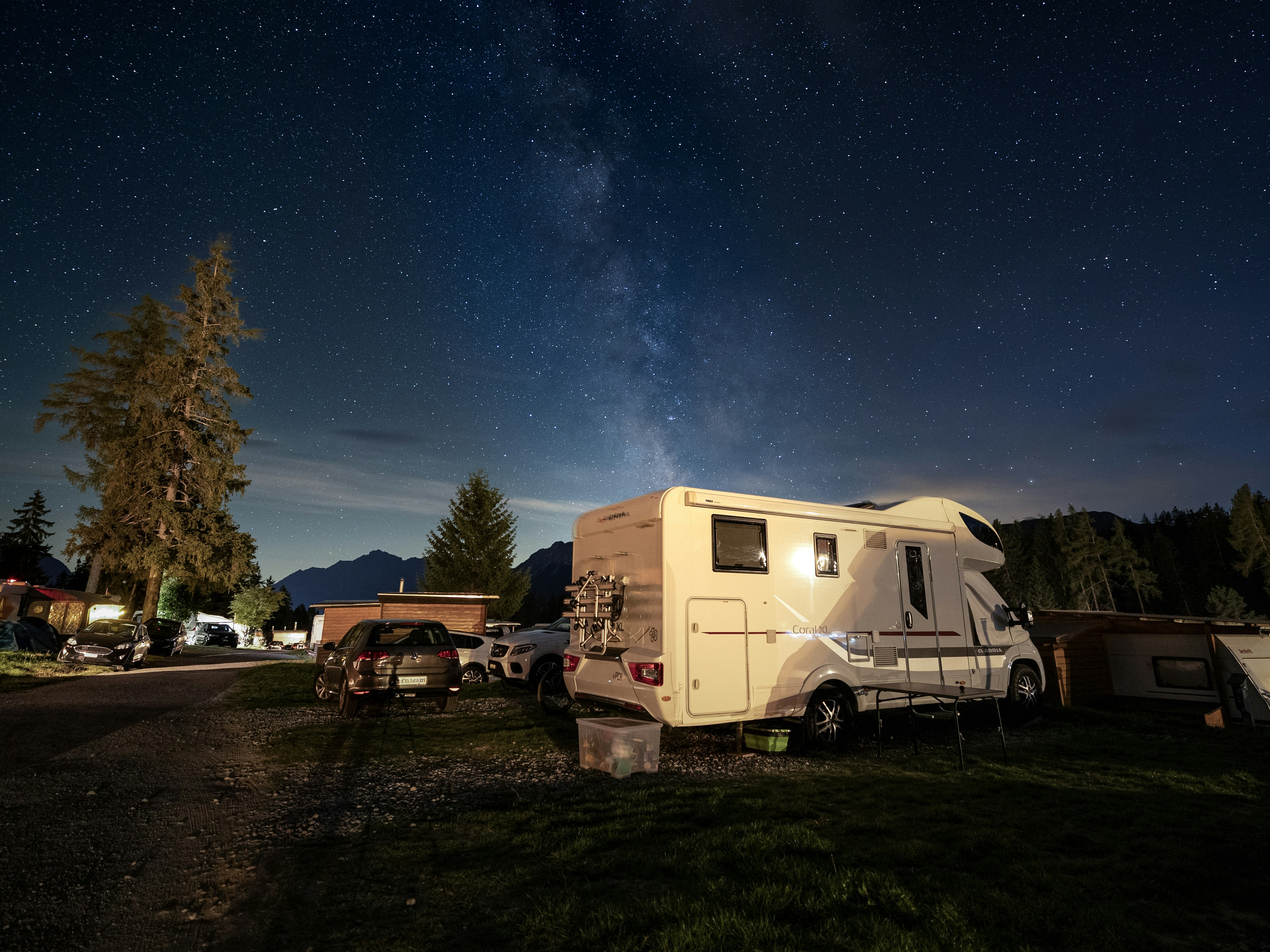 Camper bei Sternenhimmel Wohnmobil bei Nacht unter Sternenhimmel mit Milchstrasse, Camping St. Cassian