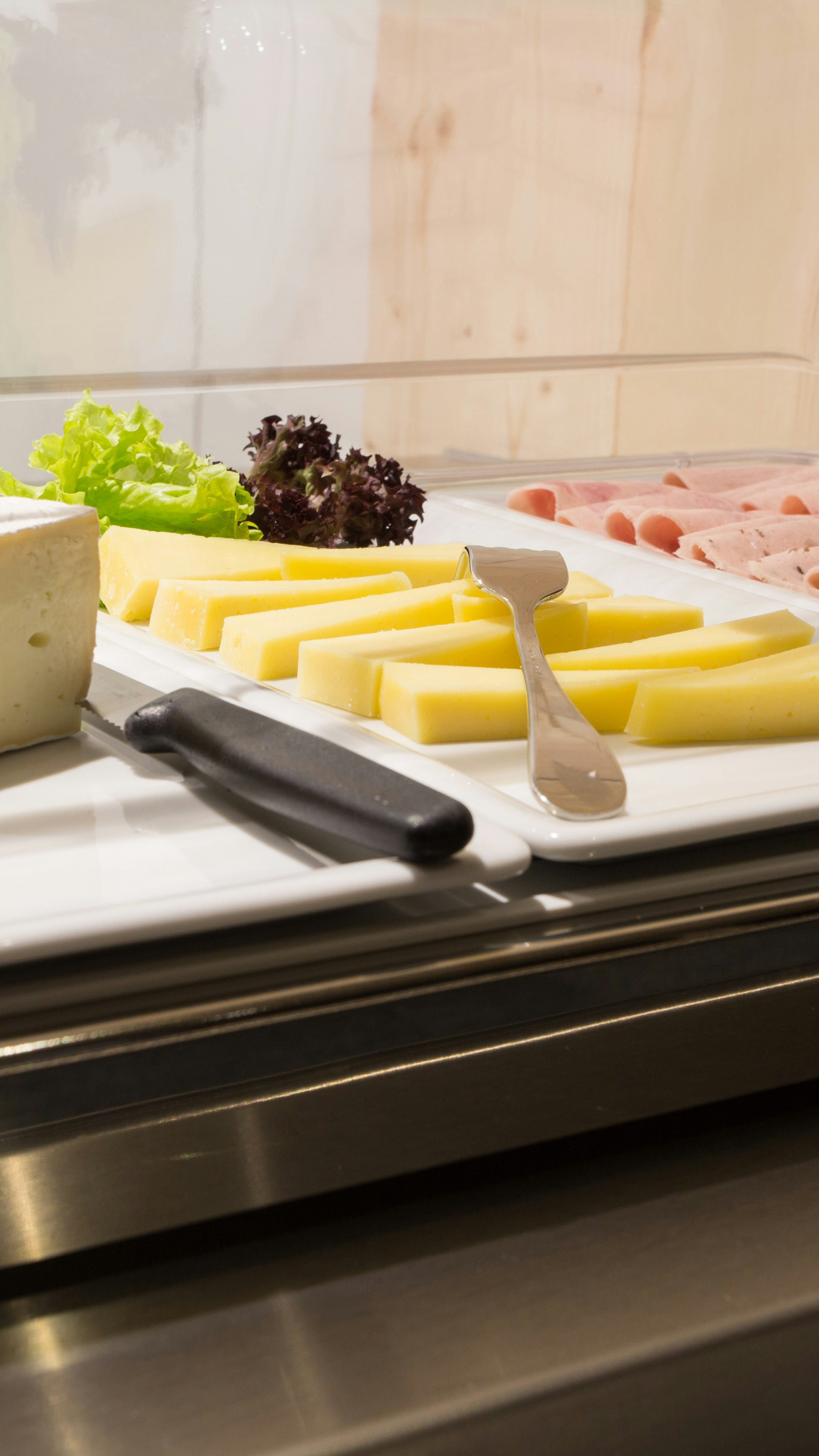 Frühstücksbuffet Ferienhaus Don Bosco Käse- und Fleischplatte auf Metalltheke